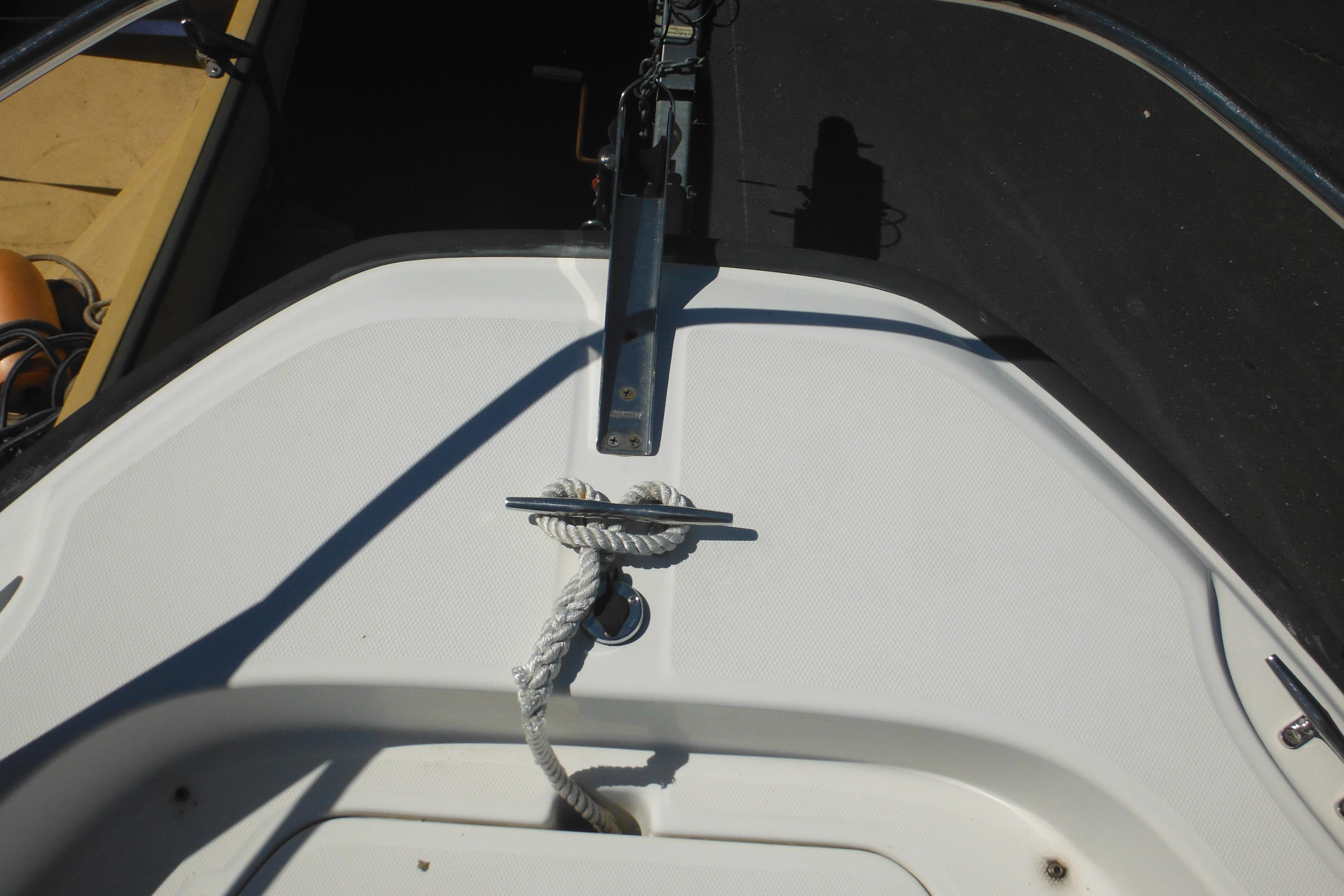 2009 Boston Whaler 200 Dauntless boat deck with cleat and rope.