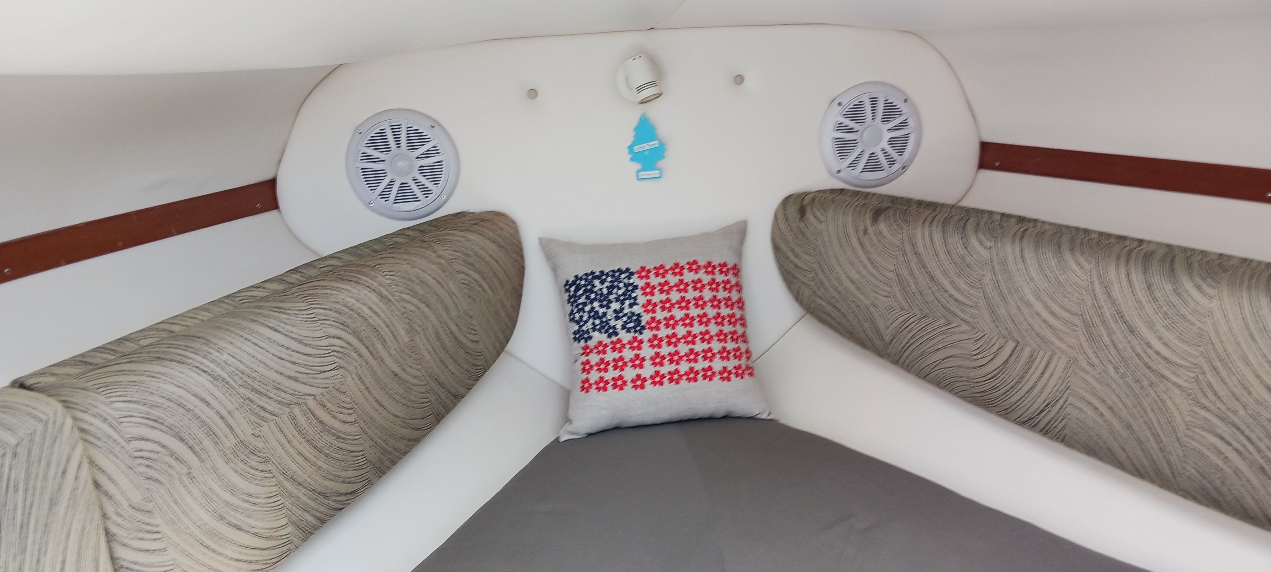 Interior of 2003 Four Winns 205 Sundowner boat with American flag pillow and speakers.