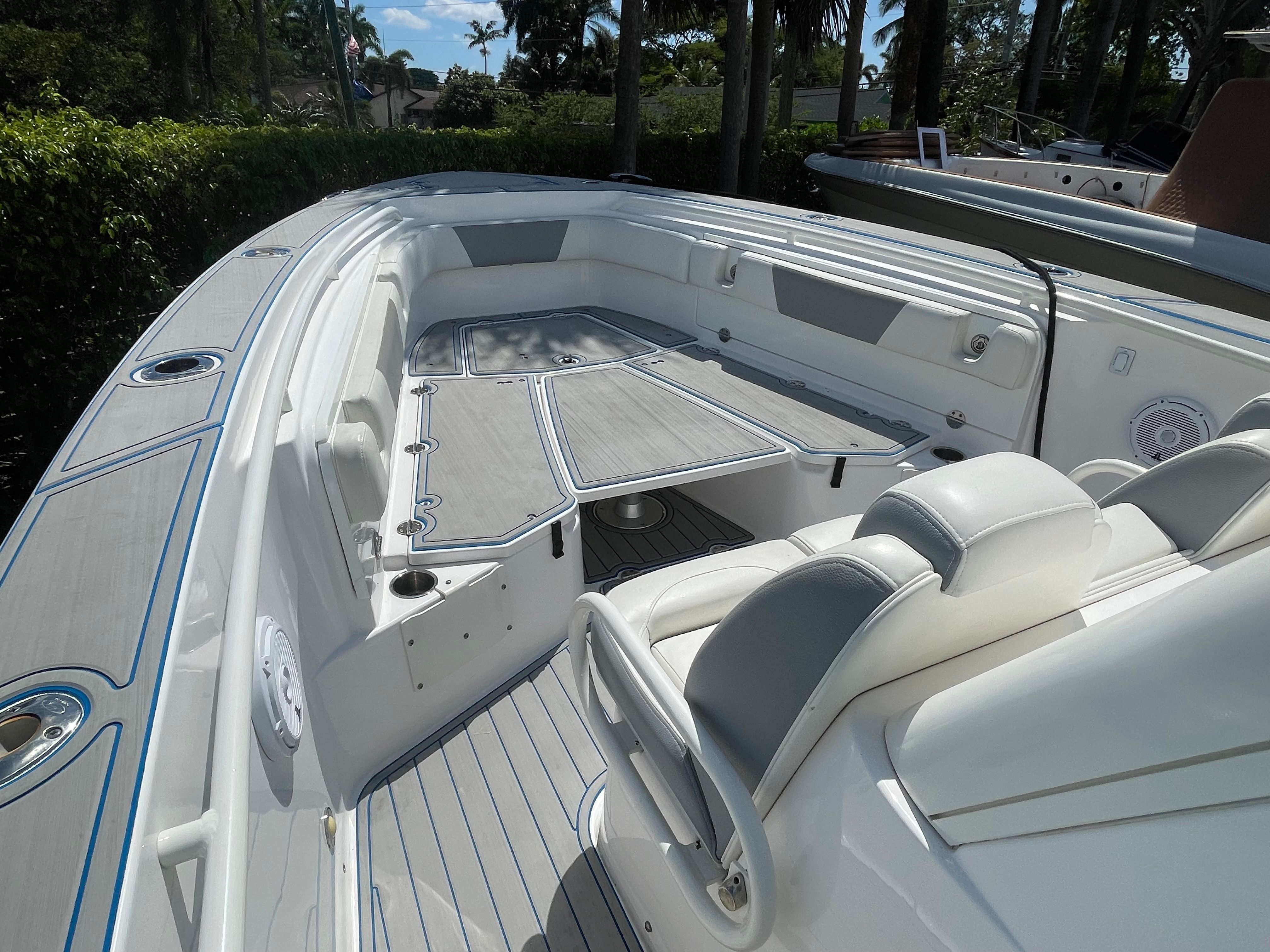 2017 Everglades 325 Center Console - 9