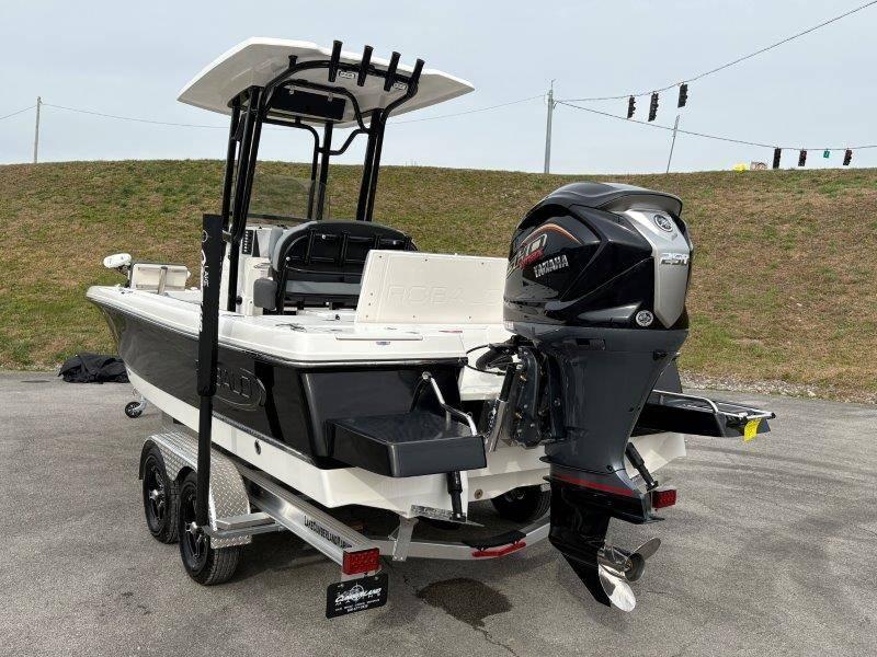 2025 Robalo 226 Cayman - 16