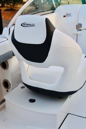2022 Robalo R207 Dual Console - 6
