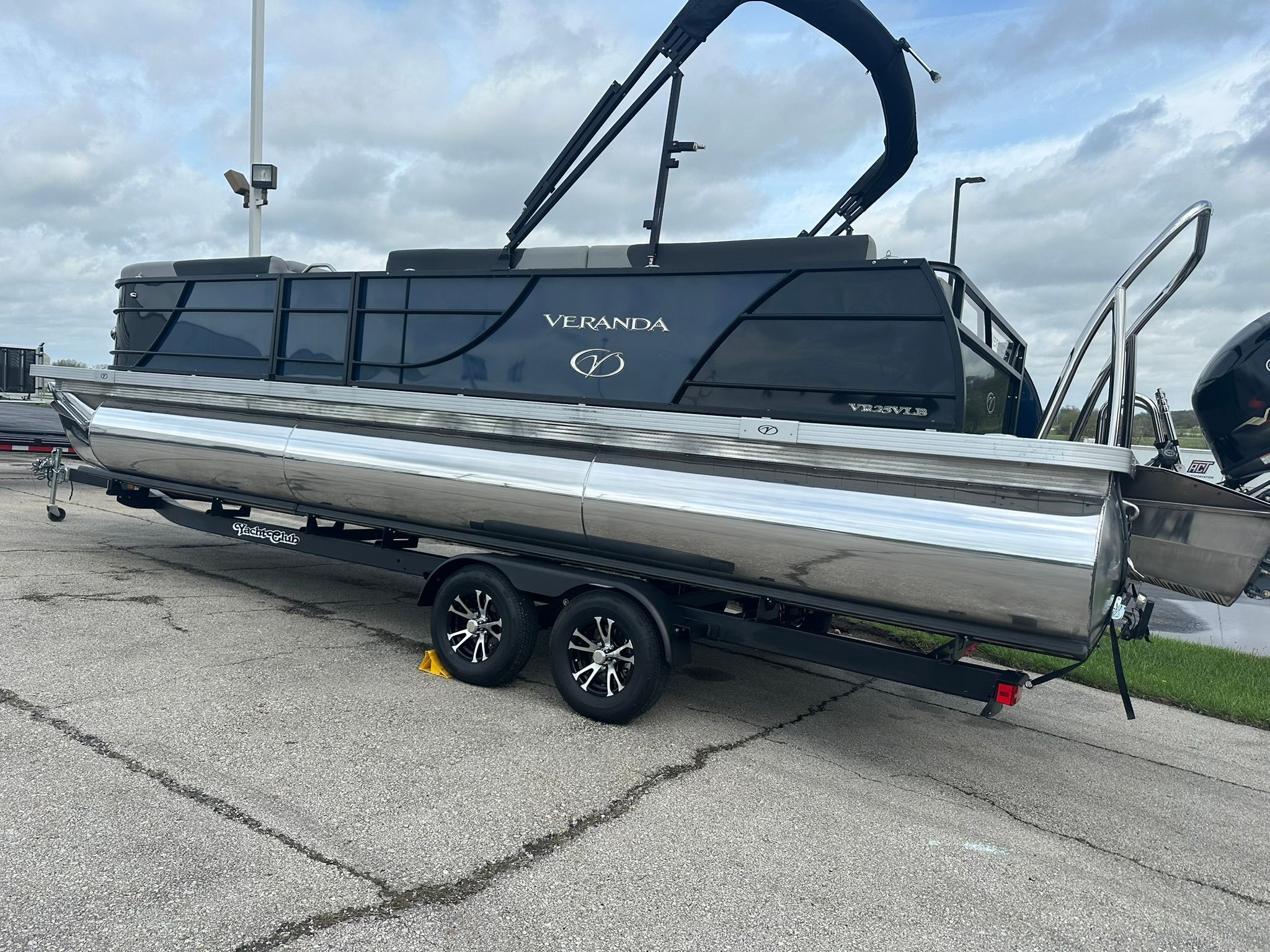 2023 Veranda Relax VR25VLB pontoon boat on trailer.