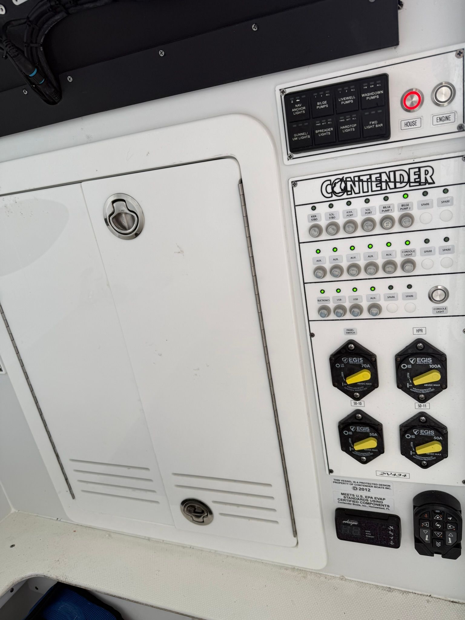 Dashboard of Contender 32 ST boat, model 2025.