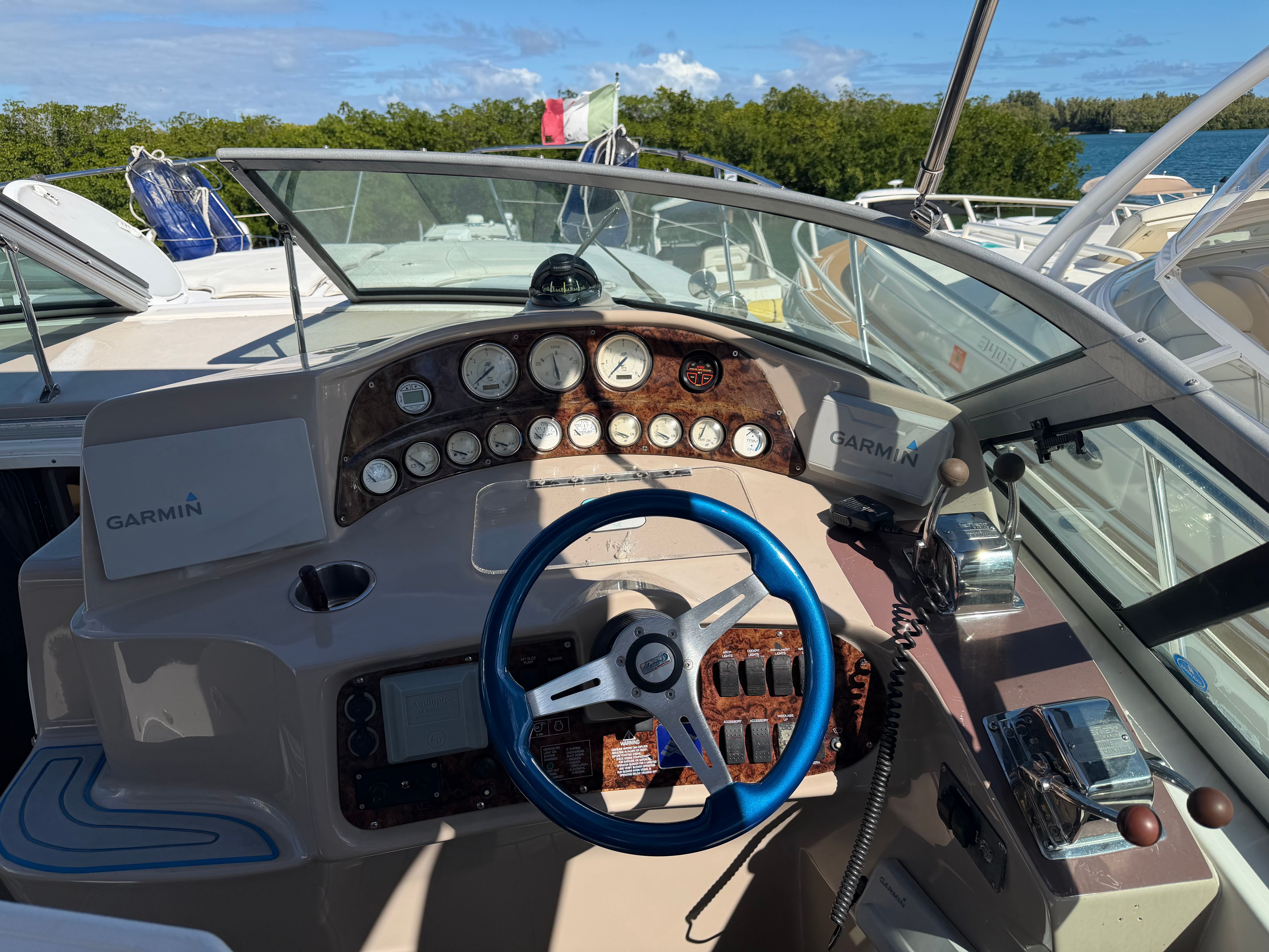 2006 Four Winns 328 Vista helm with Garmin navigation system.