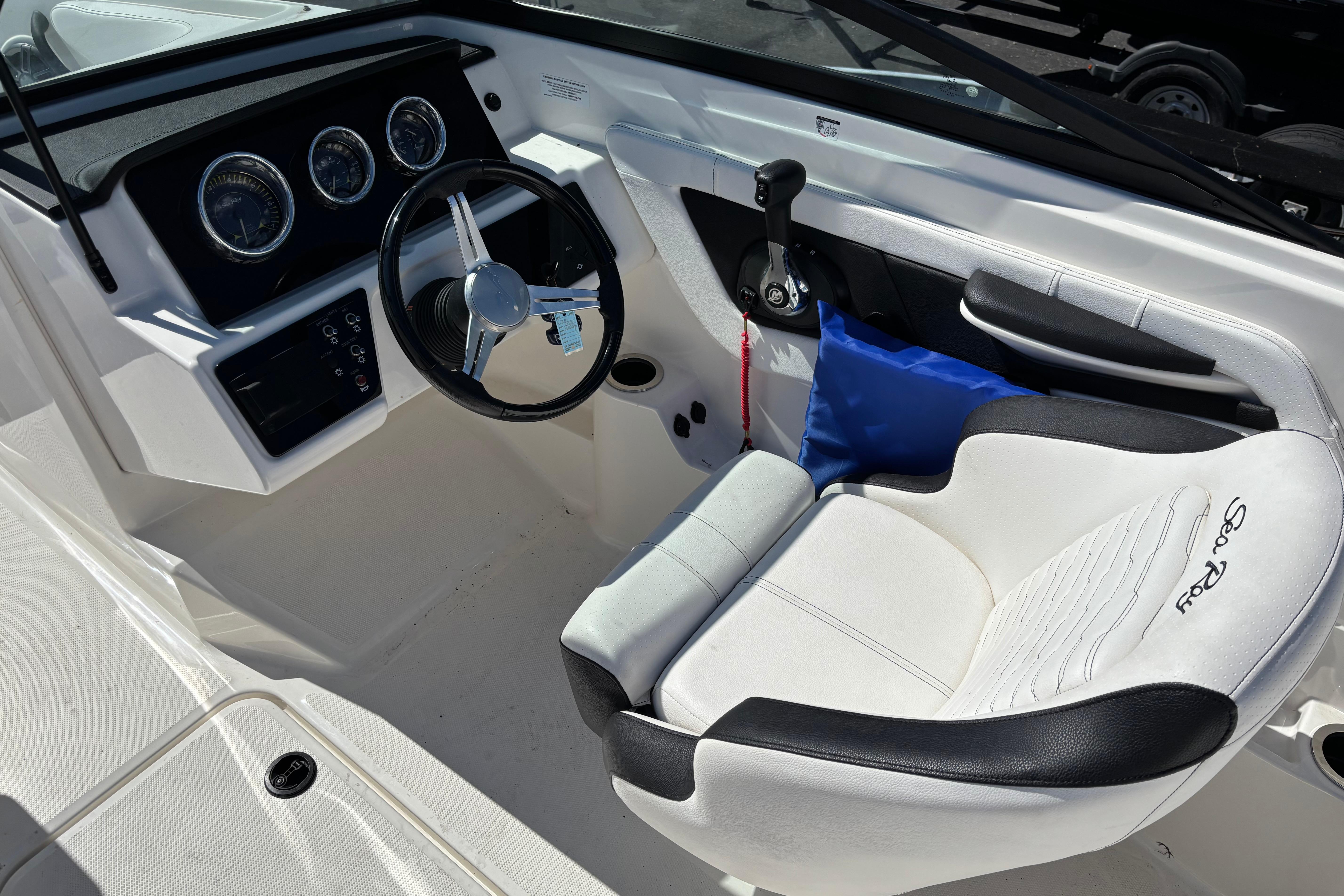 2022 Sea Ray SPX 190 Outboard cockpit with steering wheel and comfortable seating.