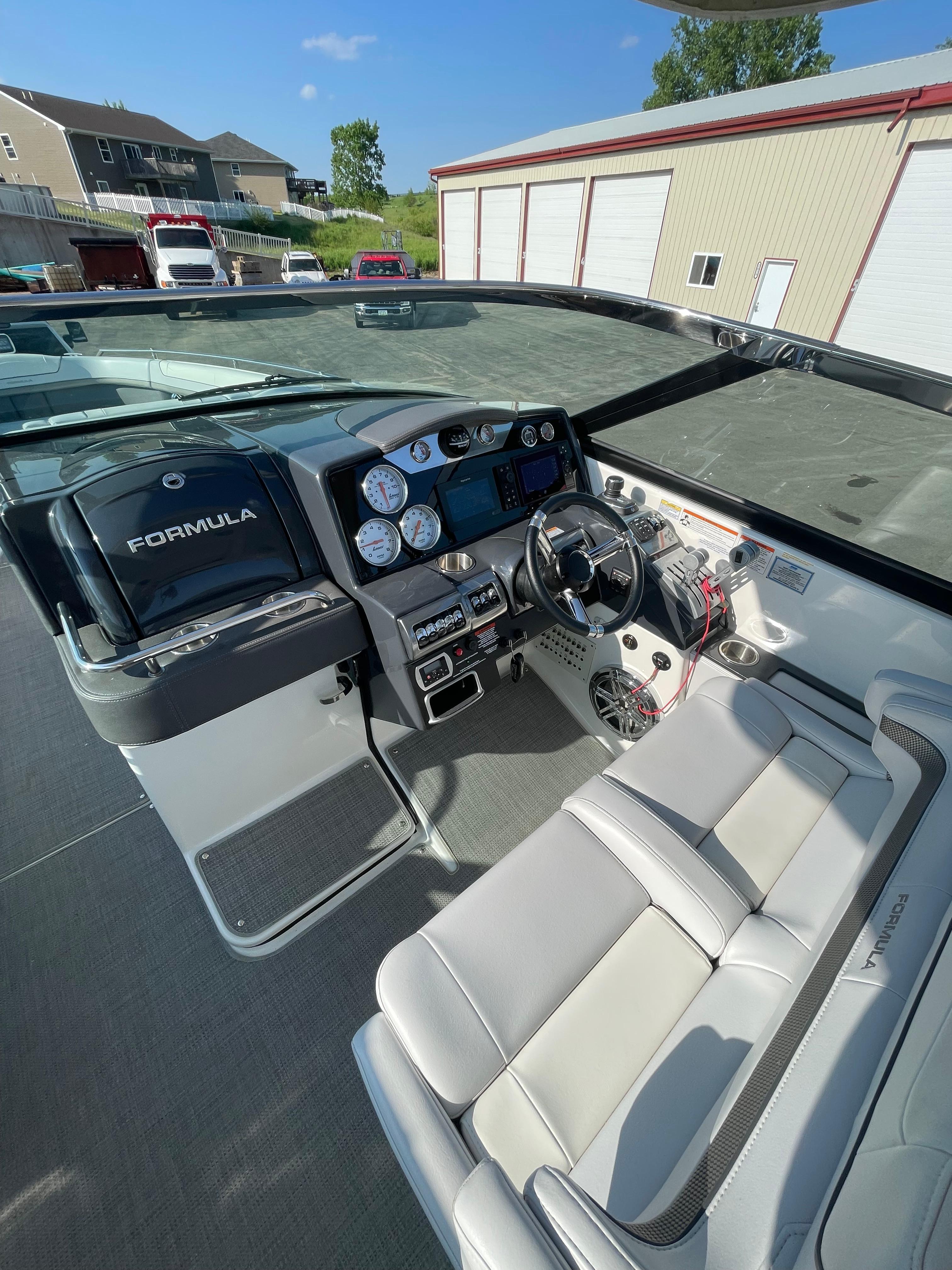 2019 Formula 350 Crossover Bowrider - 23
