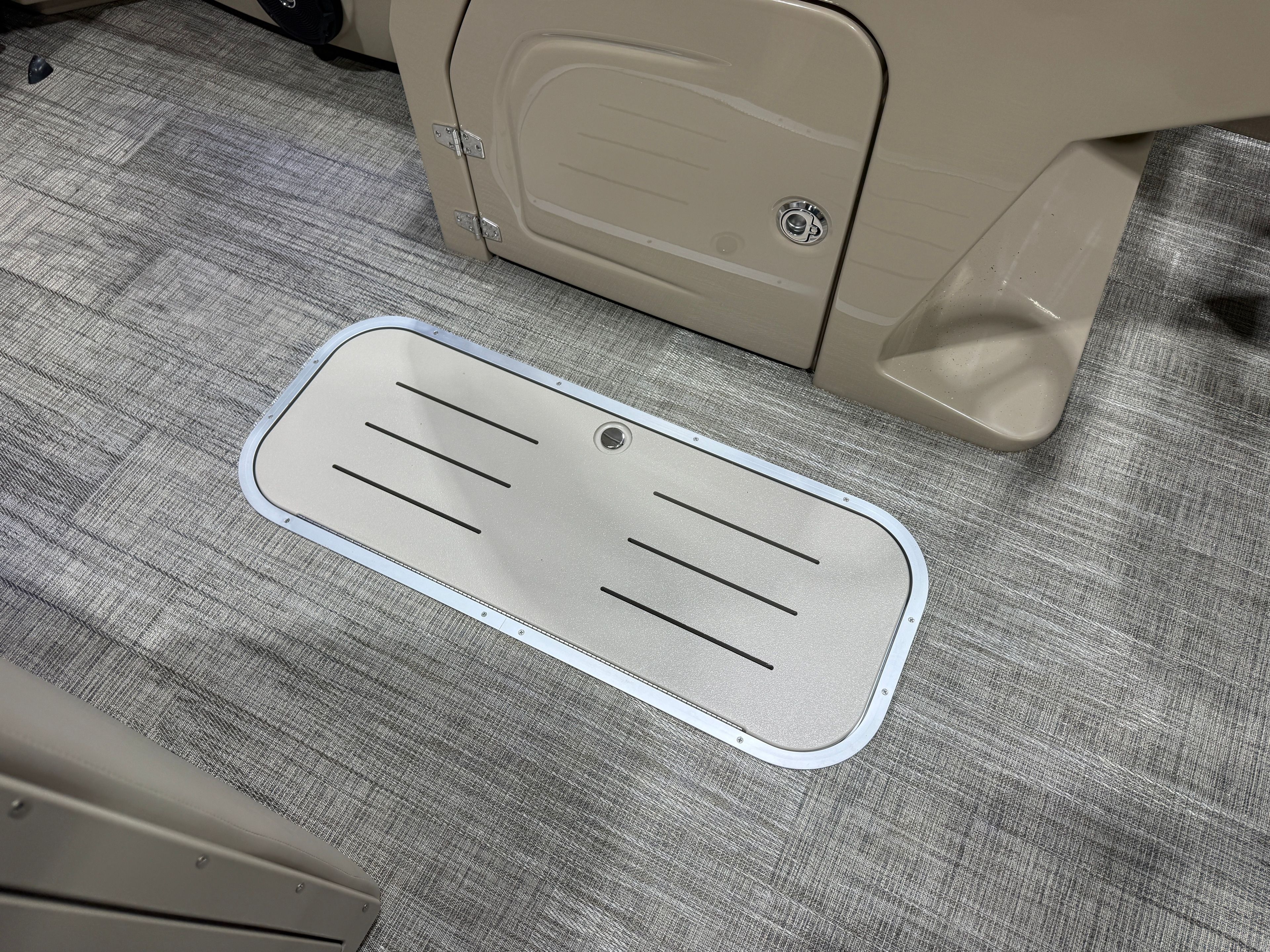 2026 Bentley Pontoons Legacy 223 Navigator Quad Lounge Tritoon & Honda 4-Stroke EFI - 31
