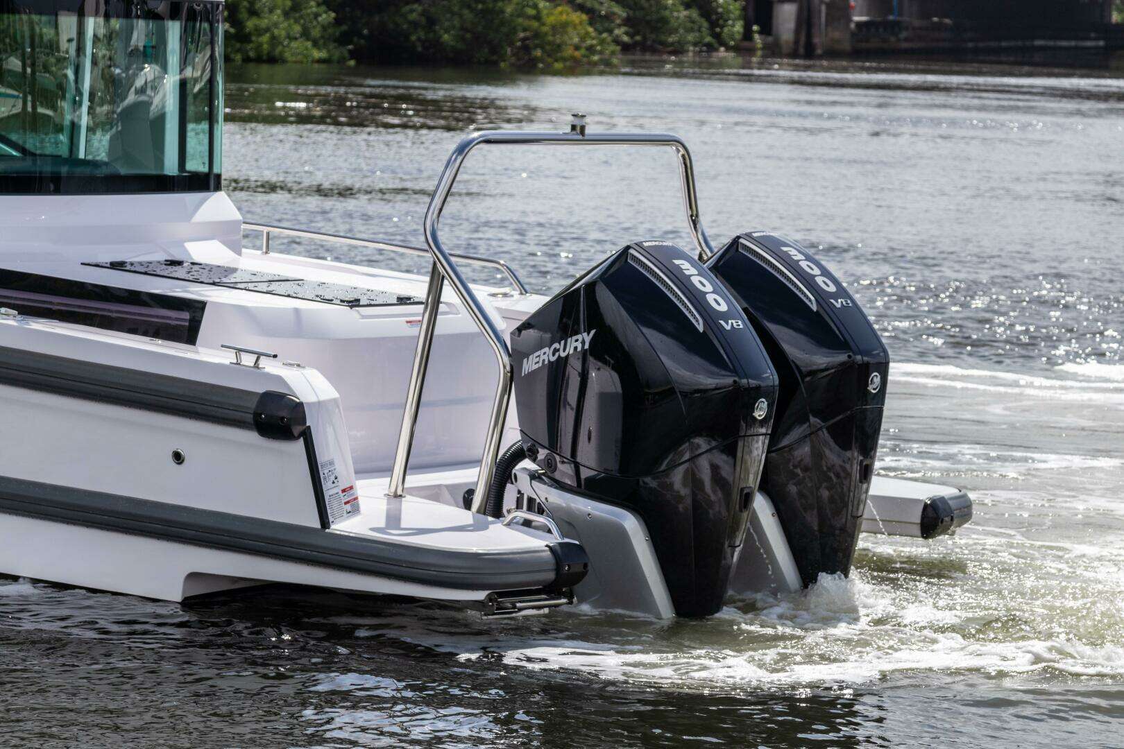2024 Axopar 37XC CROSS CABIN - Image 5