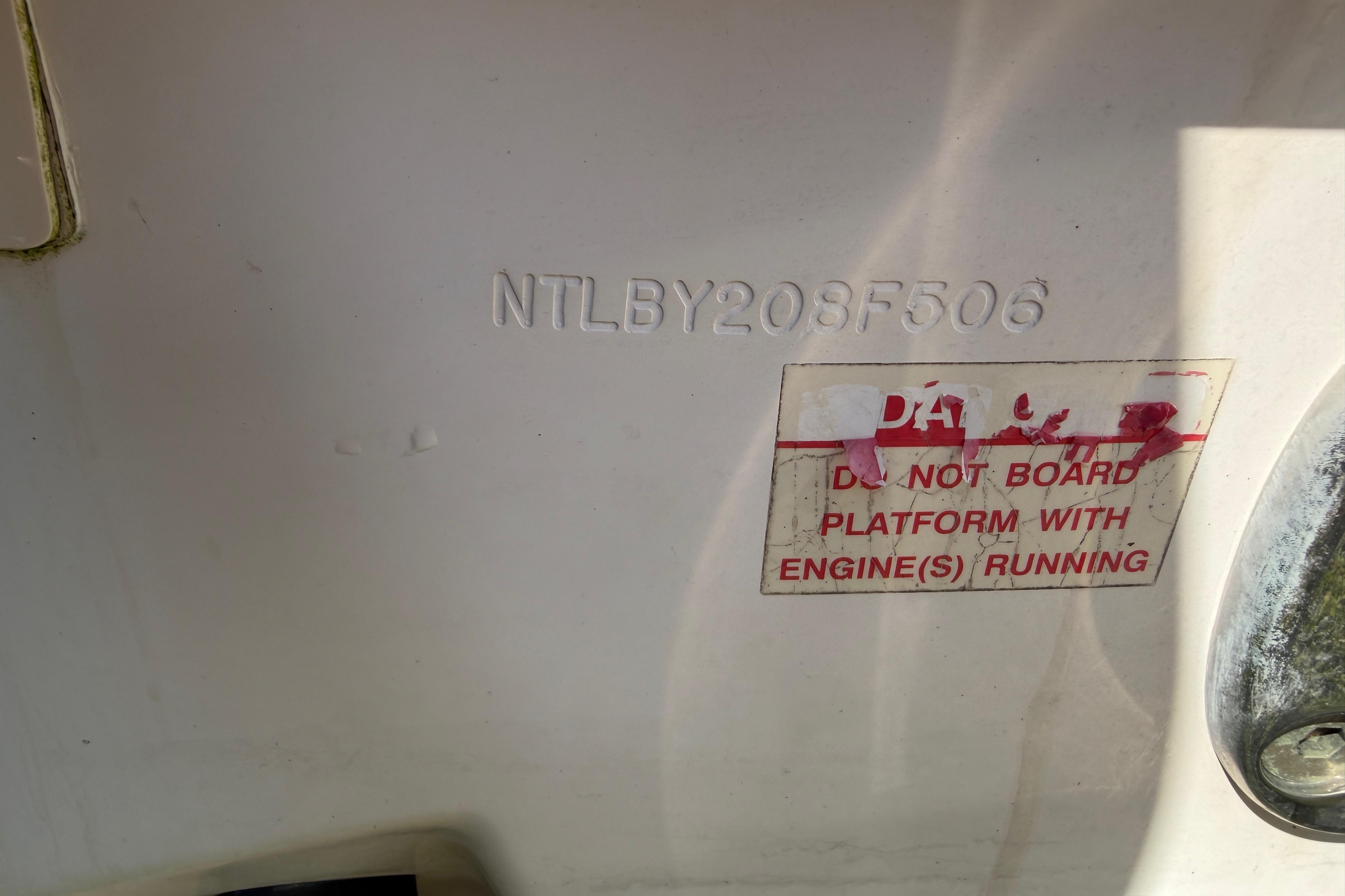 2006 Grady-White Sailfish 282 hull identification and safety warning label.