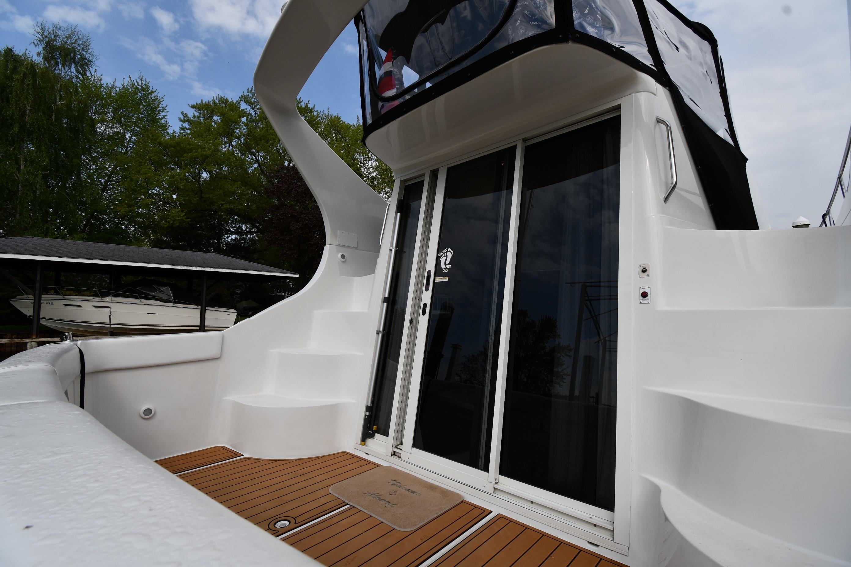 2000 Carver 350 Mariner yacht with sleek design and spacious deck area.