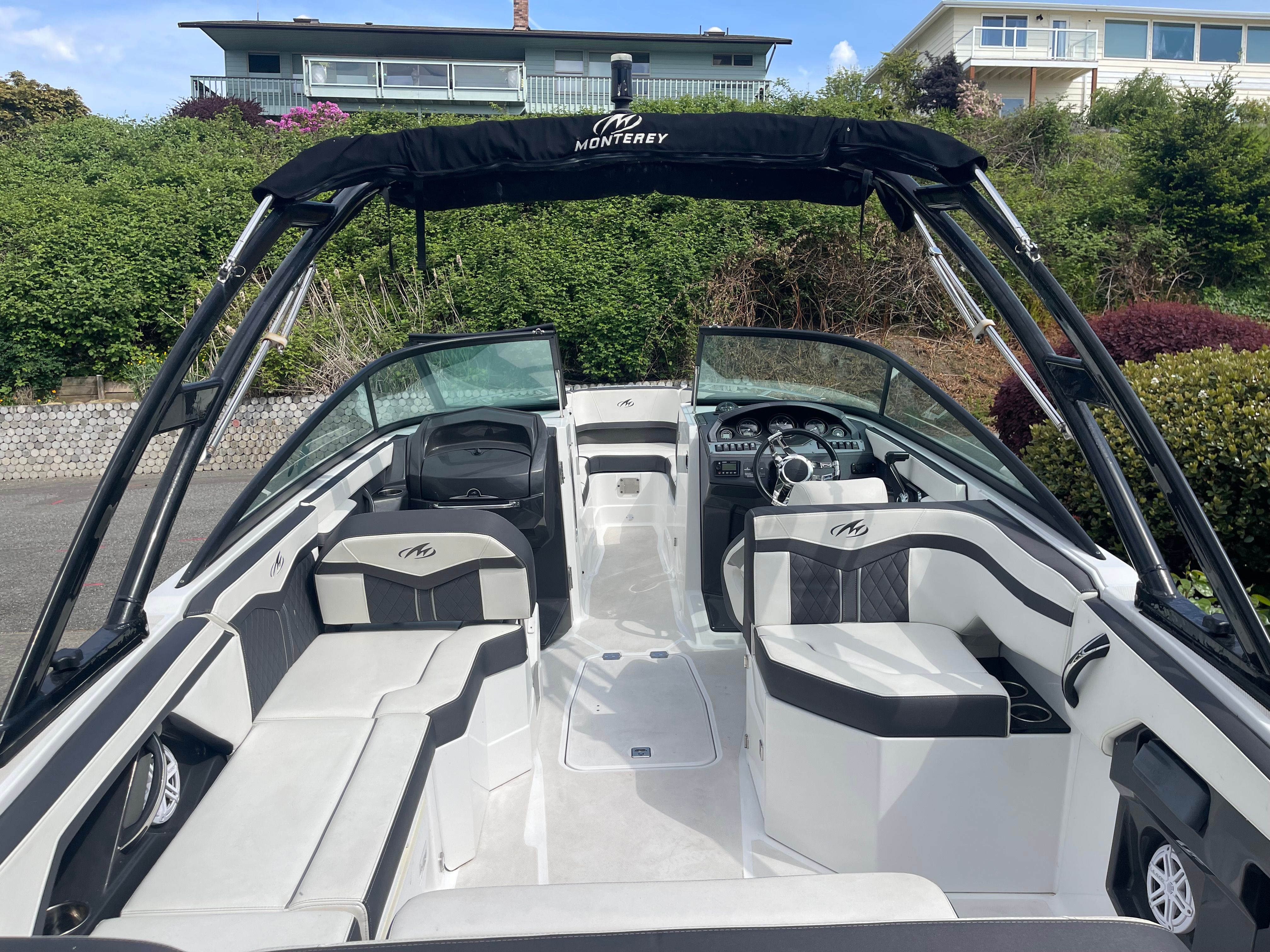 Interior view of a 2019 Monterey 258SS Super Sport boat.