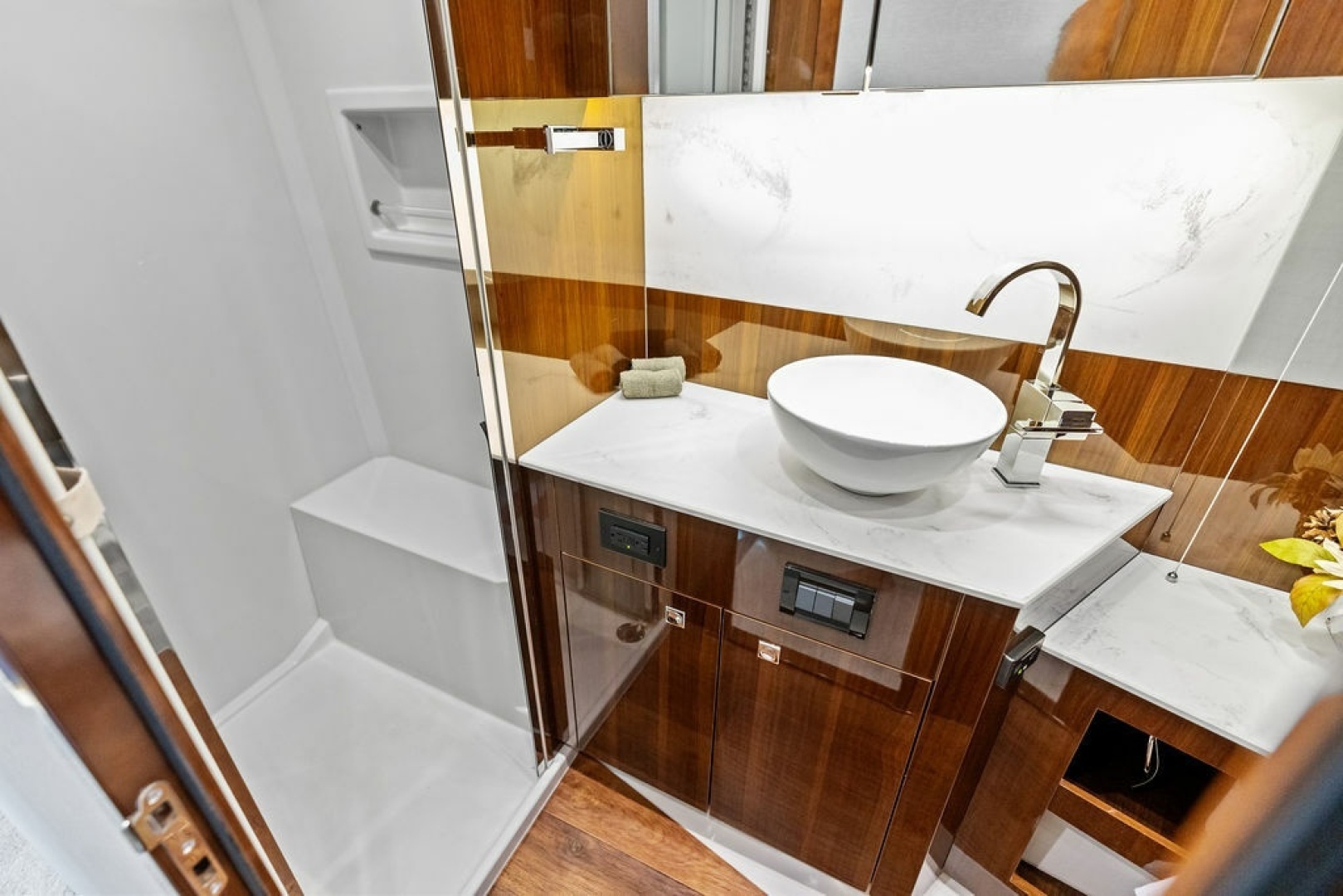 2022 Cruisers Yachts 46 CANTIUS - Image 47
