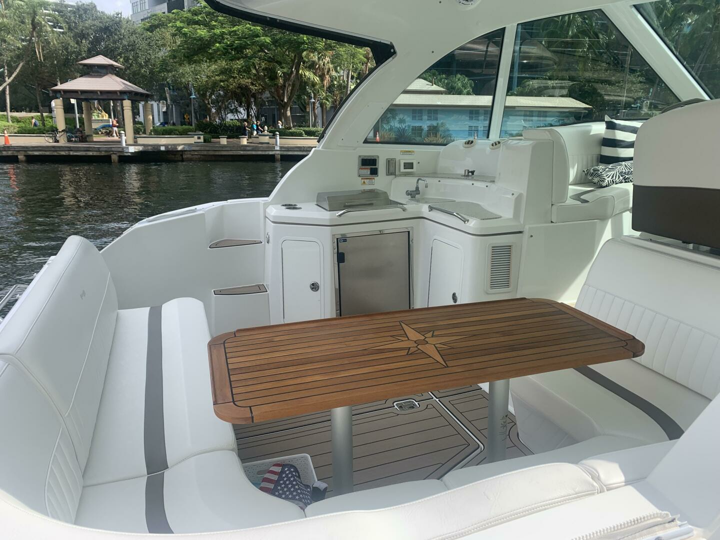 2011 Cruisers Yachts 420 Sports Coupe - Image 12