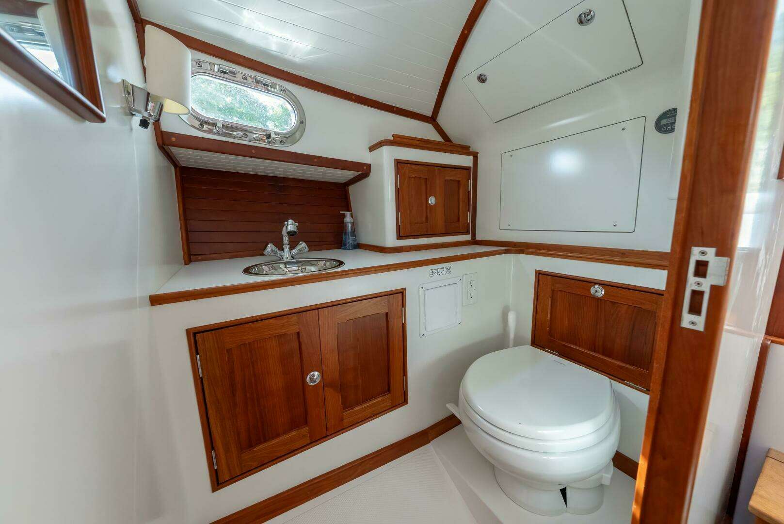 2020 CH Marine Shelter Island Nomad - Image 4