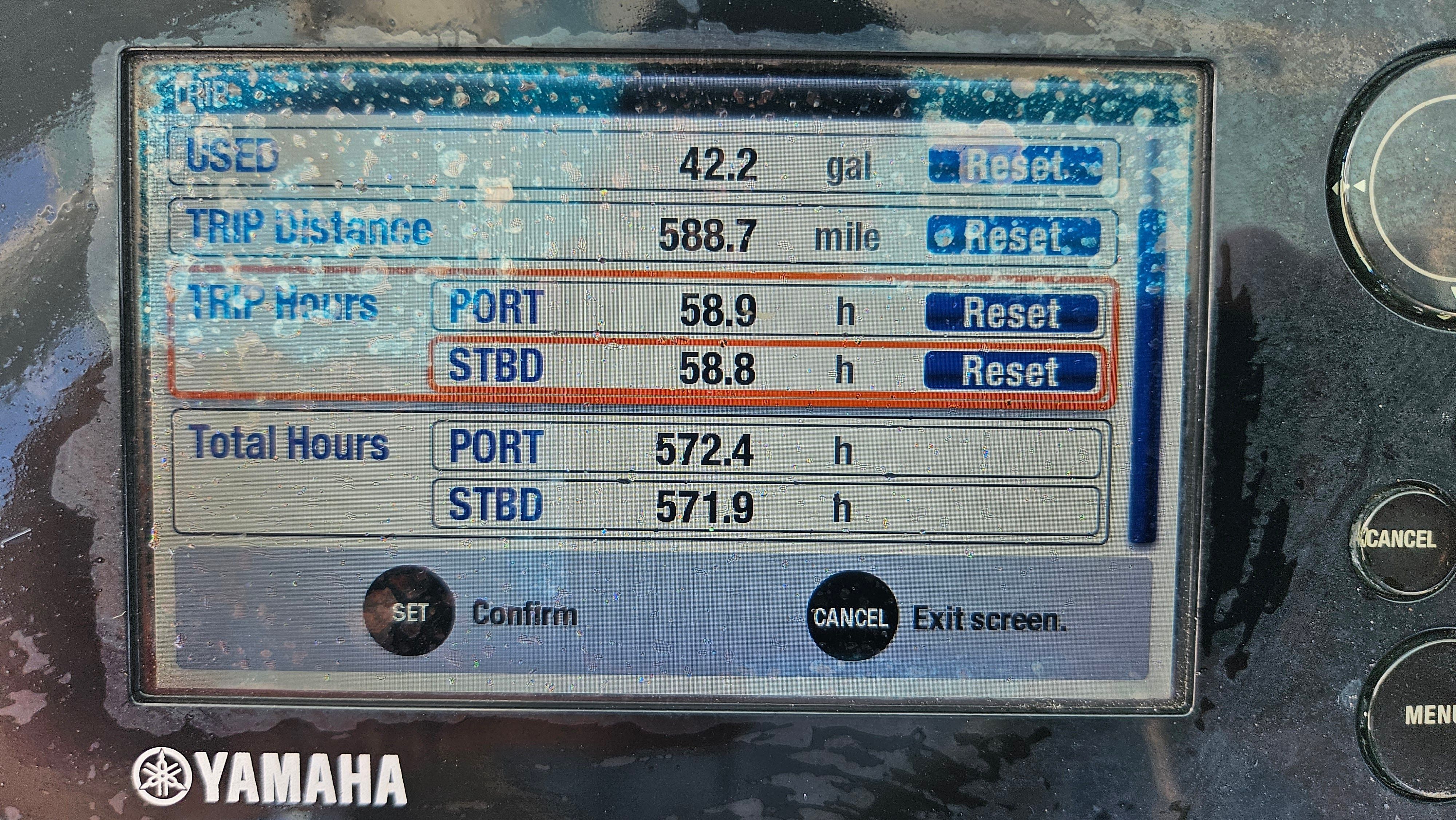 Yamaha display showing boat data and engine hours.