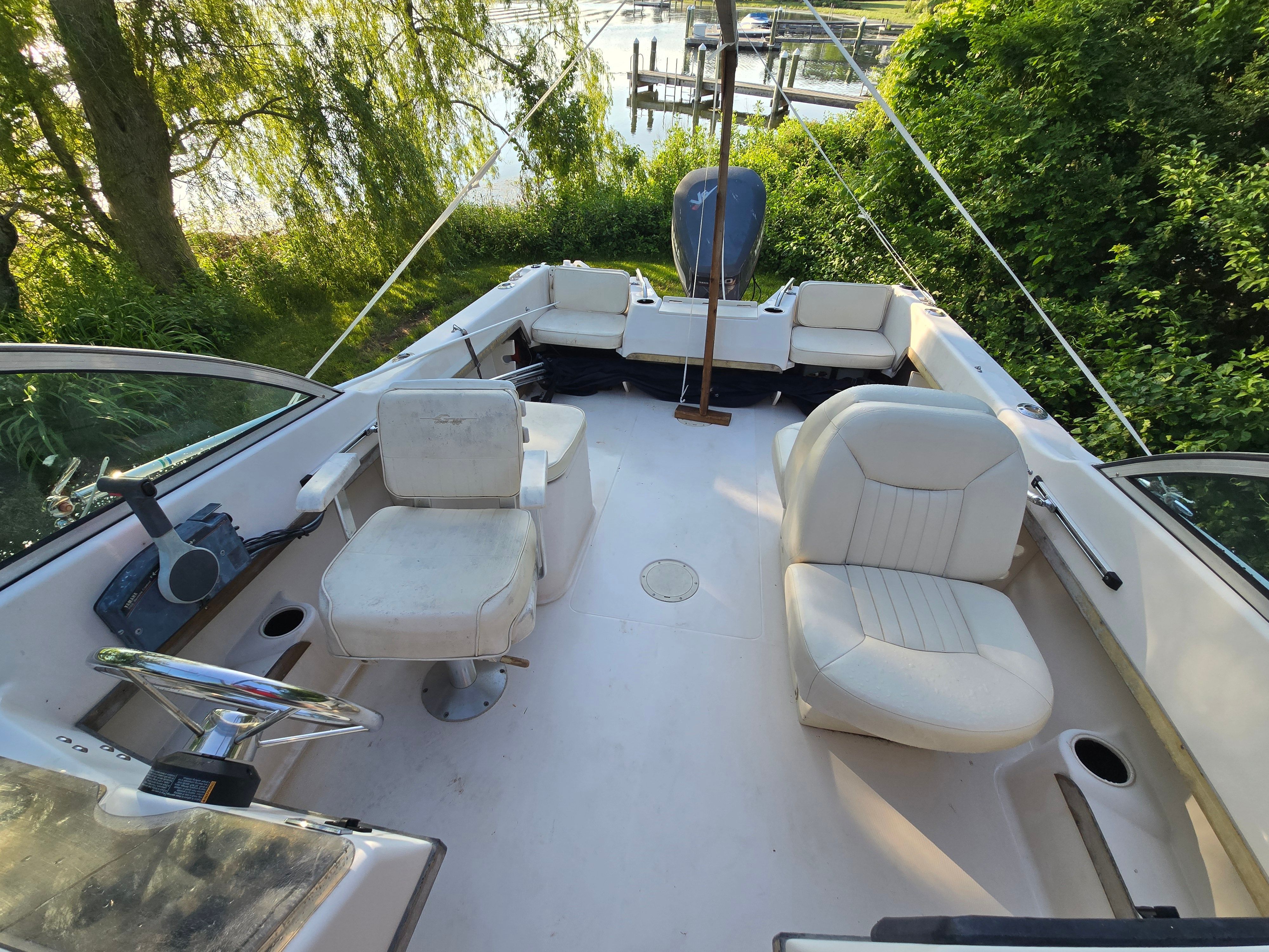 1994 Grady-White Tournament 192 with spacious cockpit and comfortable seating.