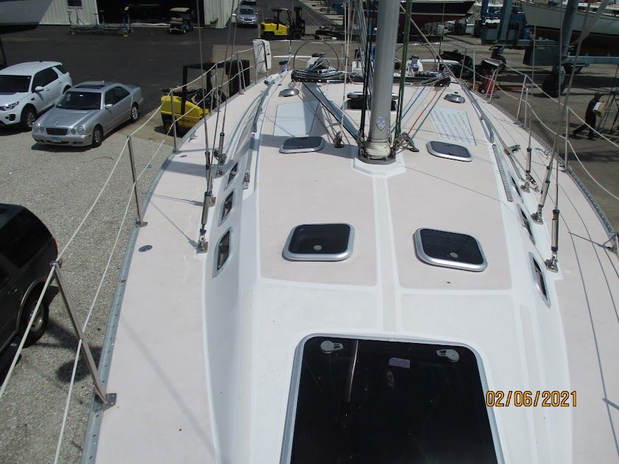 The deck of a 1990 Catalina 42 Tricabin with multiple hatches and rigging.