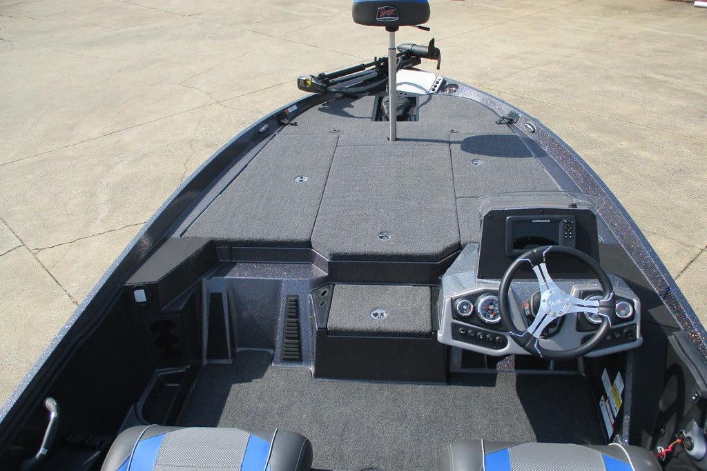 2022 Ranger Z185 boat interior with steering wheel and control panel, featuring spacious deck layout.