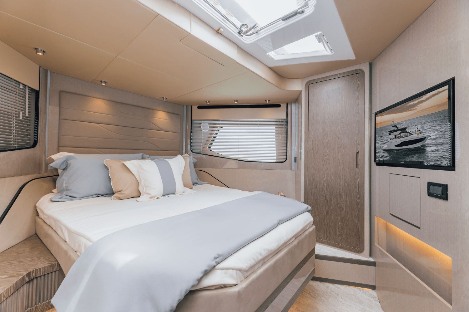 2027 Cruisers Yachts 57 Fly - 95