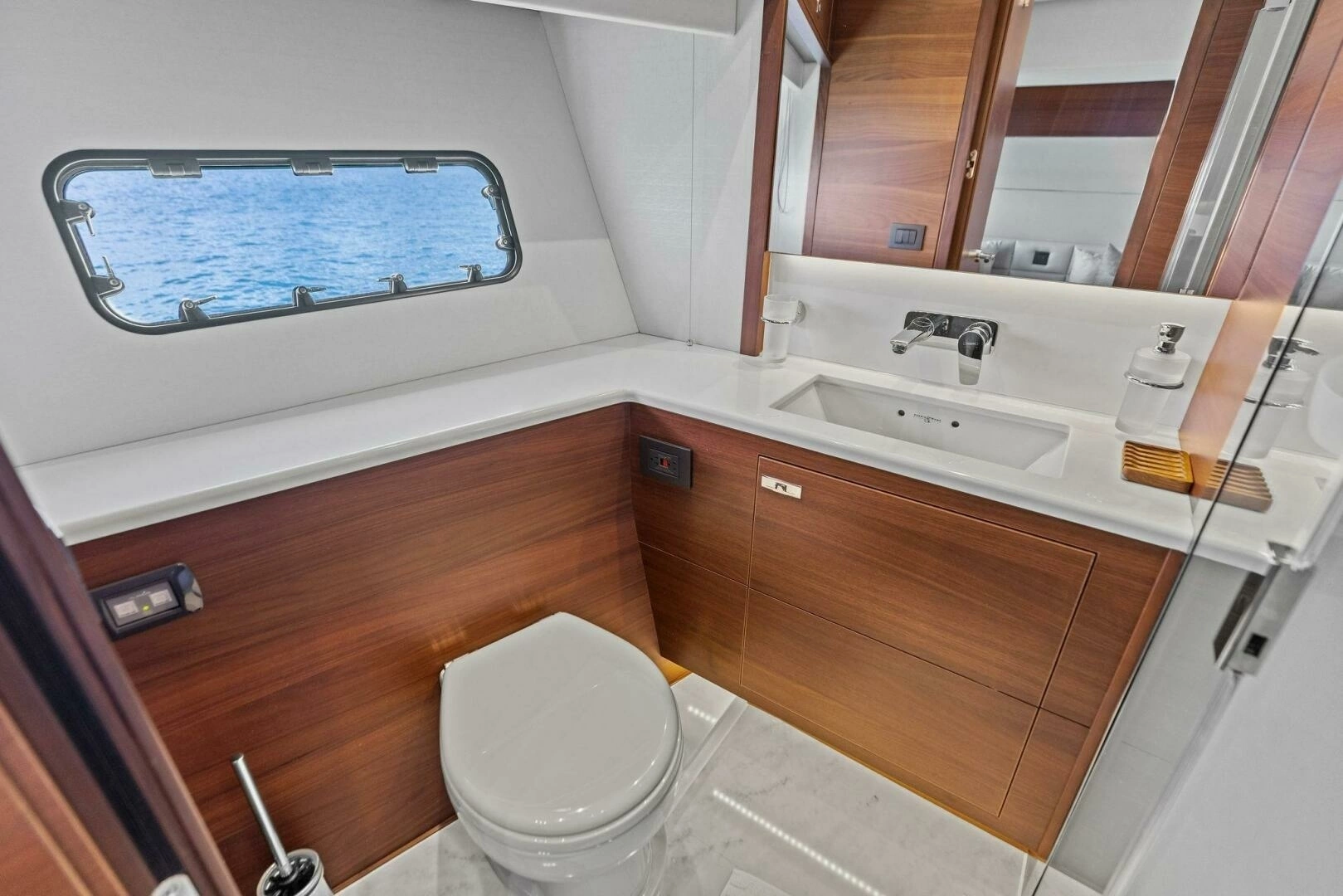 2018 Princess Y75 Motor Yacht - Image 40