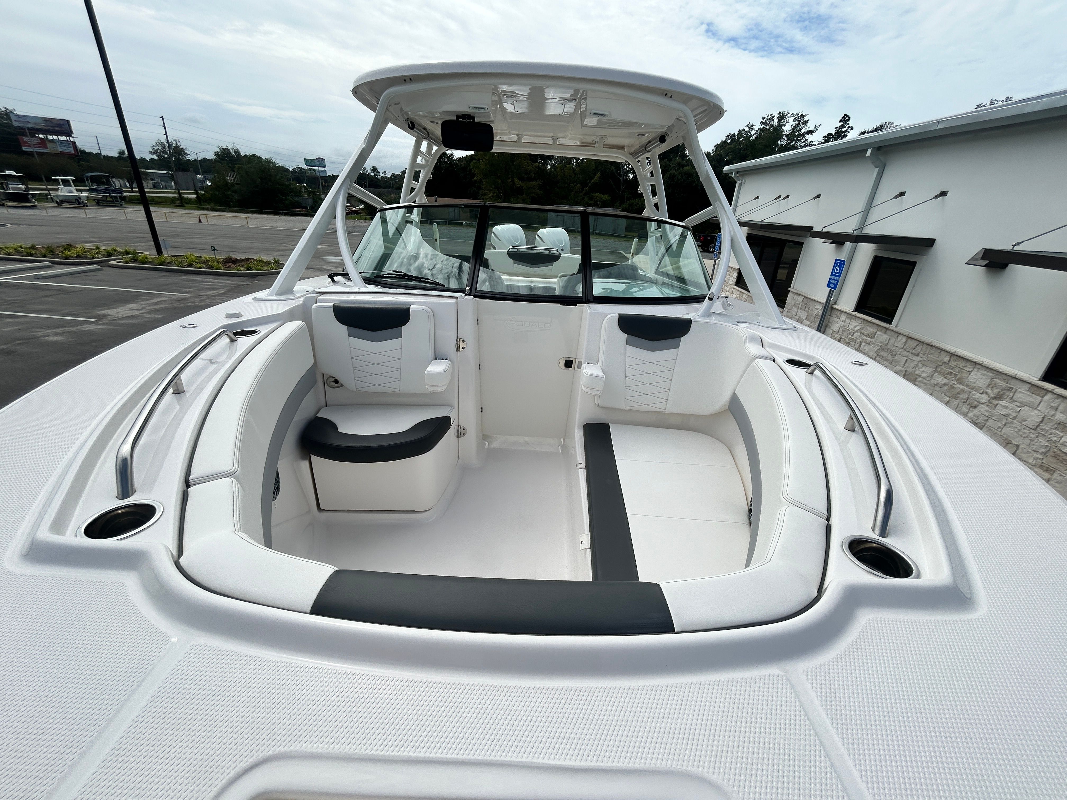 2025 Robalo R317 Dual Console - 11