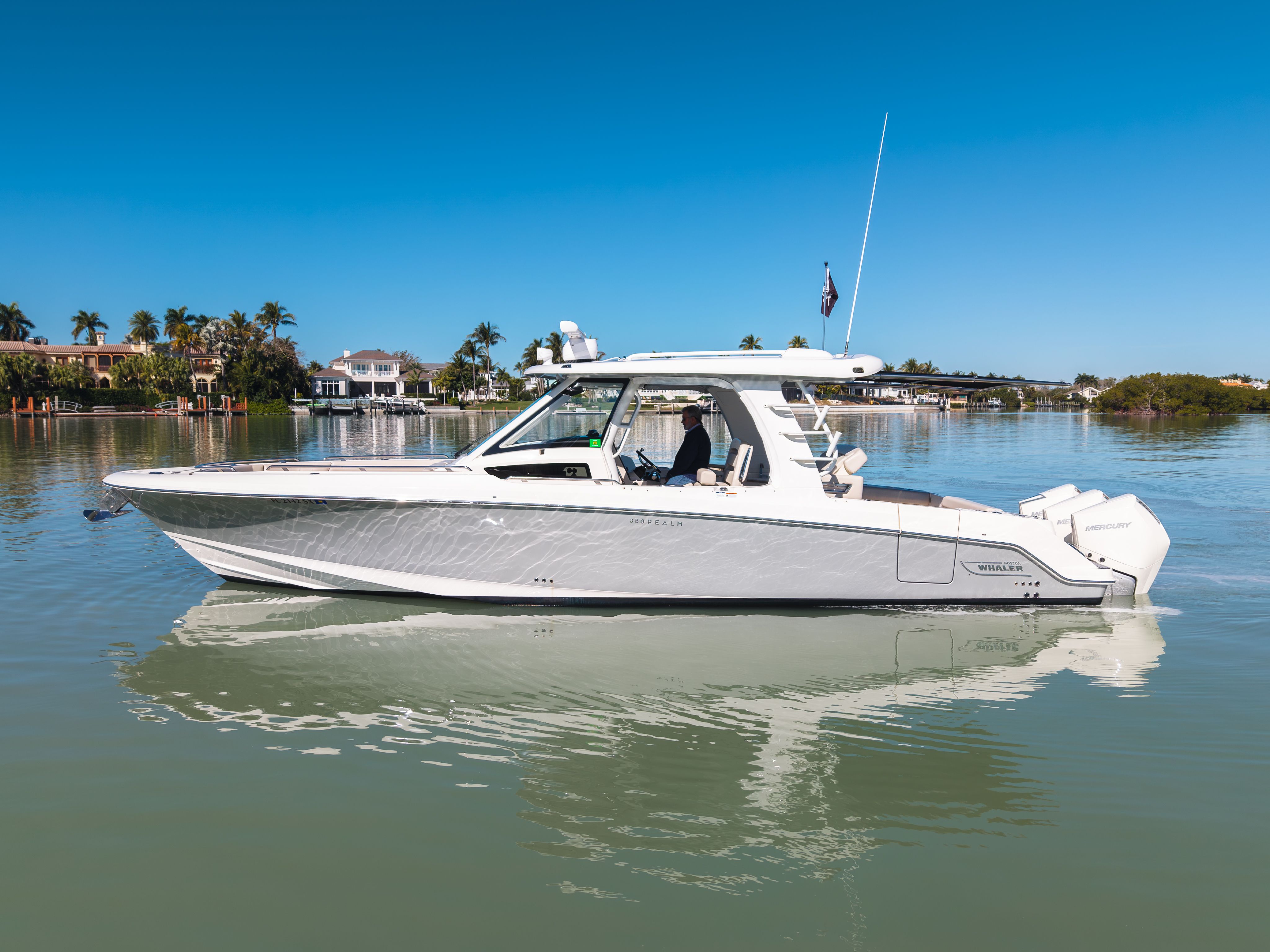 2021 Boston Whaler 350 Realm