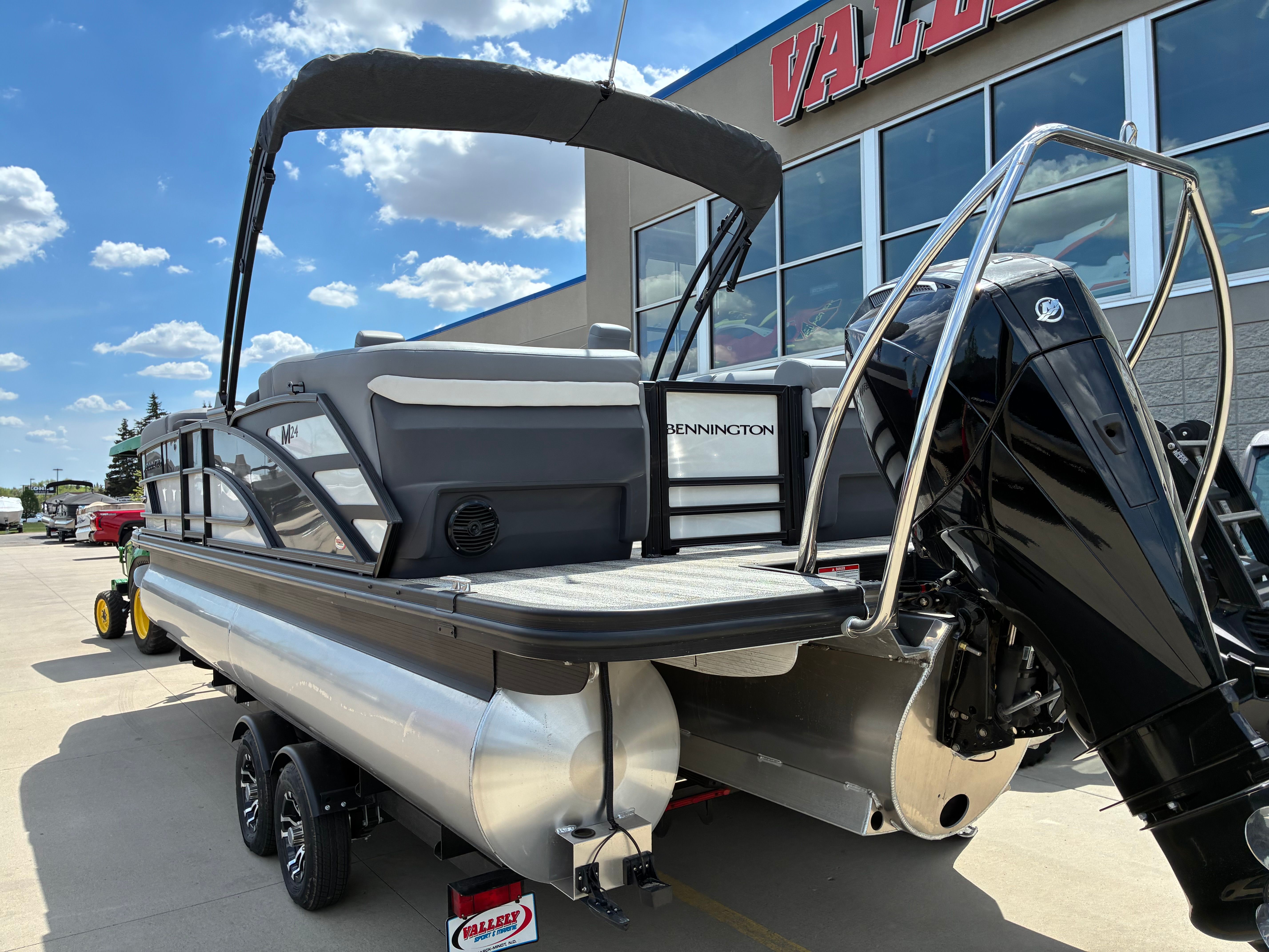 2026 Bennington 24 M Fastback - Quad Bench - 10