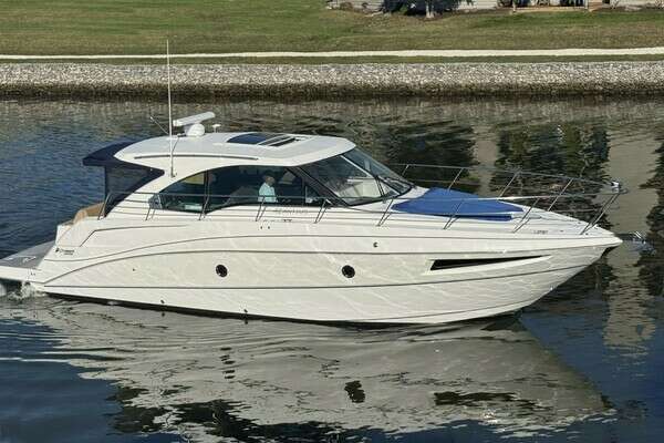 2014 Cruisers Yachts