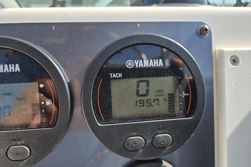 Yamaha tachometer display on 2004 Robalo R235 Walkaround boat, showing 195.7 hours.