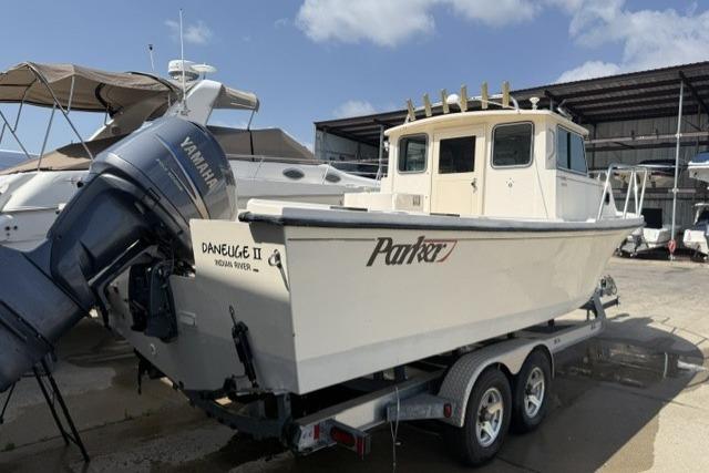 2006 Parker 2520 SL Sport Cabin boat on trailer, Yamaha engine, docked at marina.