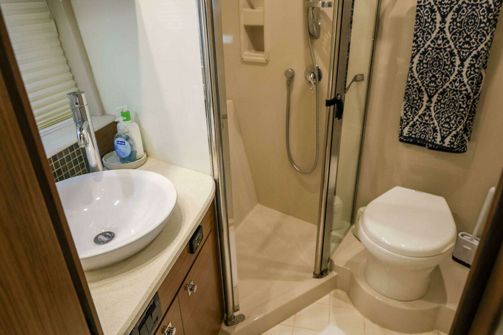 2014 Cruisers Yachts 45 Cantius - Image 67