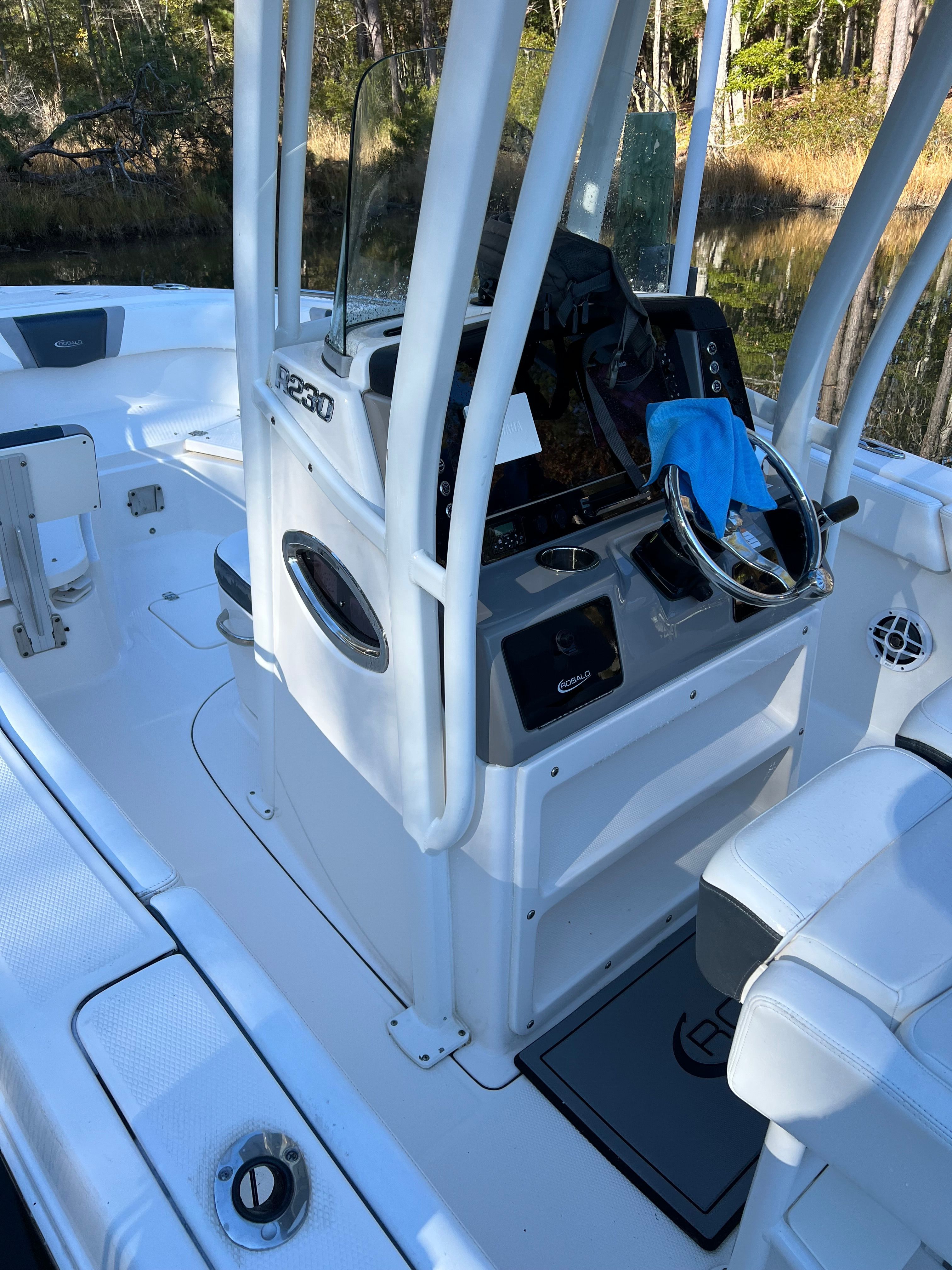 2021 Robalo R230 Center Console - 8