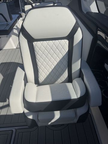 2025 Yamaha Boats 275SE - 14