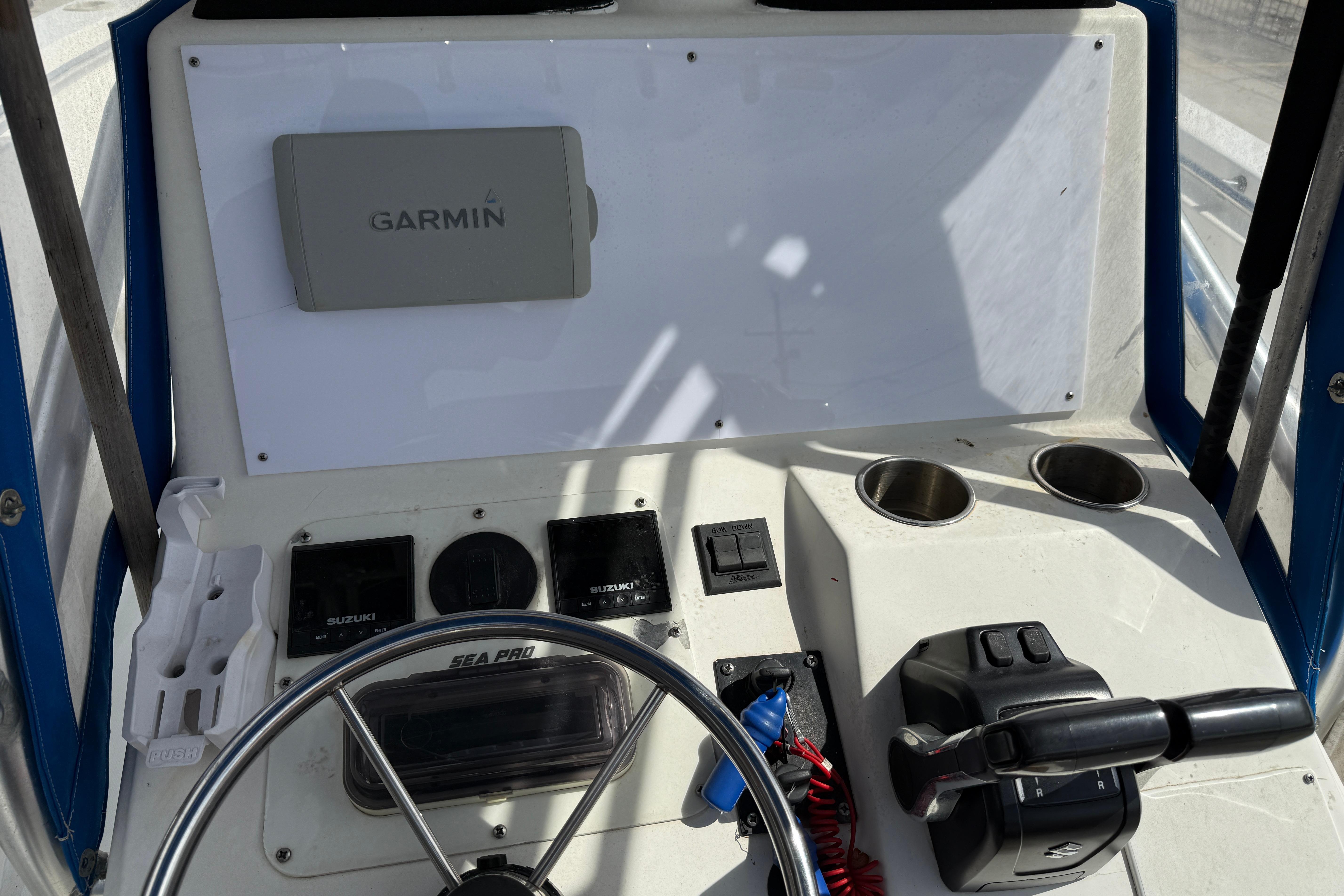 2007 Sea Pro 270 Center Console dashboard with Garmin navigation system and controls.