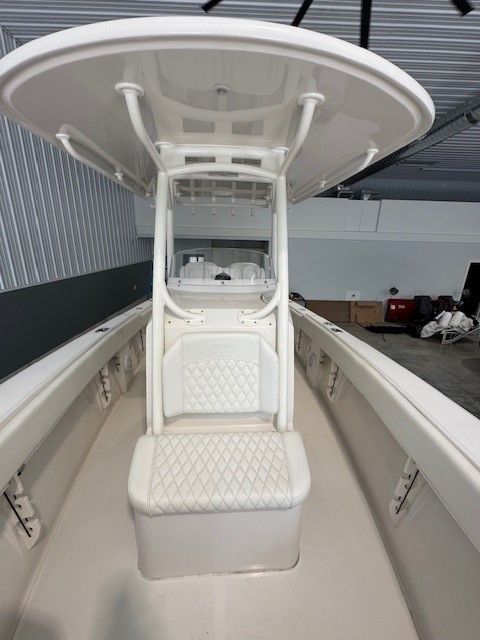 Jupiter 26 FS Center Console boat, 2020 model, interior view.