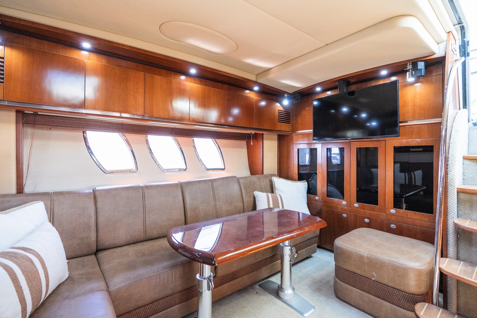 2005 Sea Ray 480 Motor Yacht - Image 36