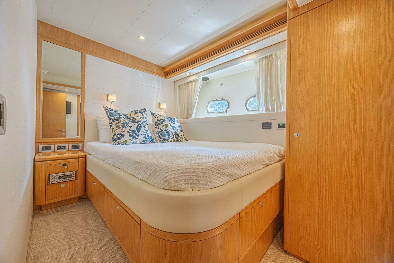 2011 Ferretti Yachts 830 - Image 71