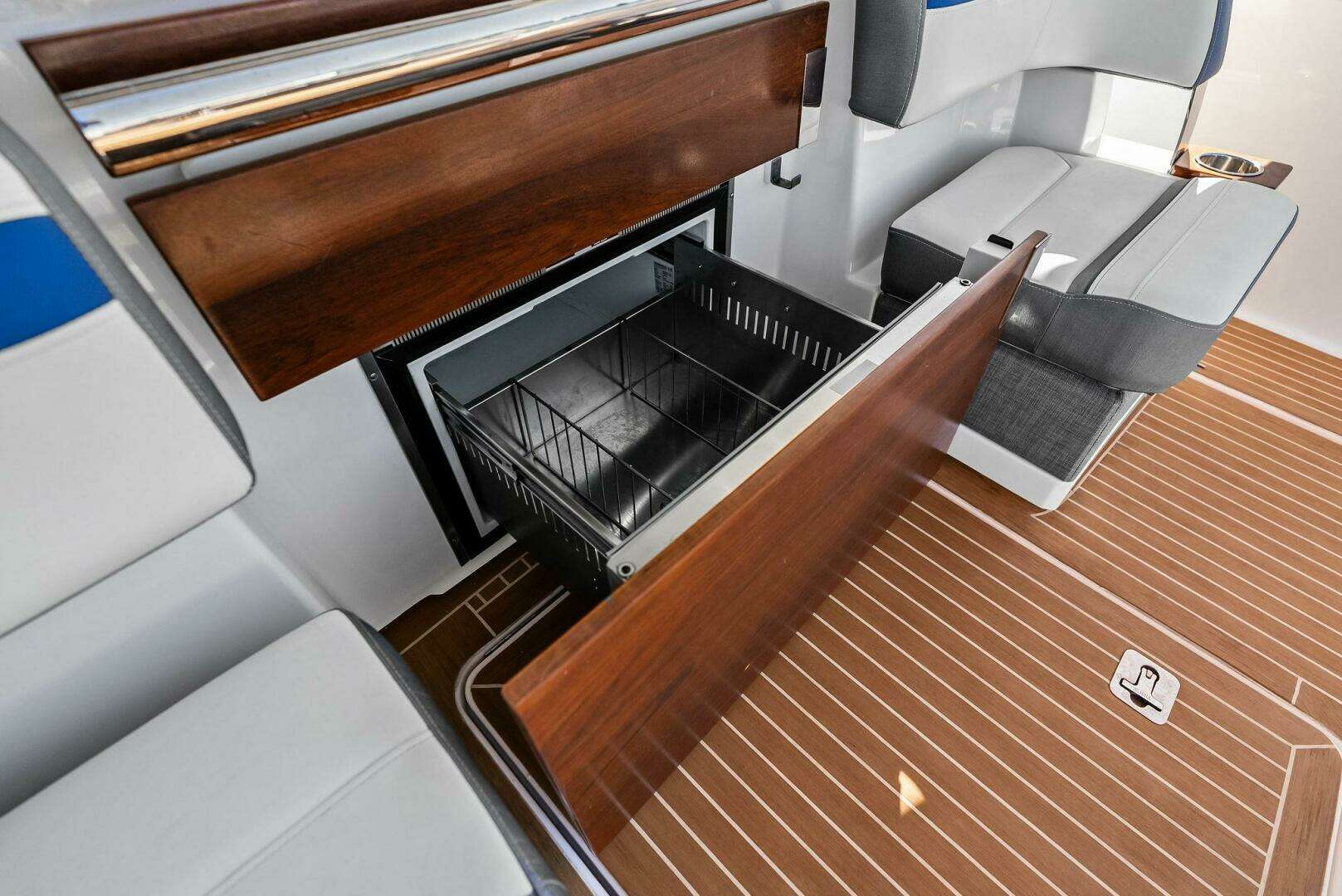 2019 Tiara Yachts 38 LS - Image 15