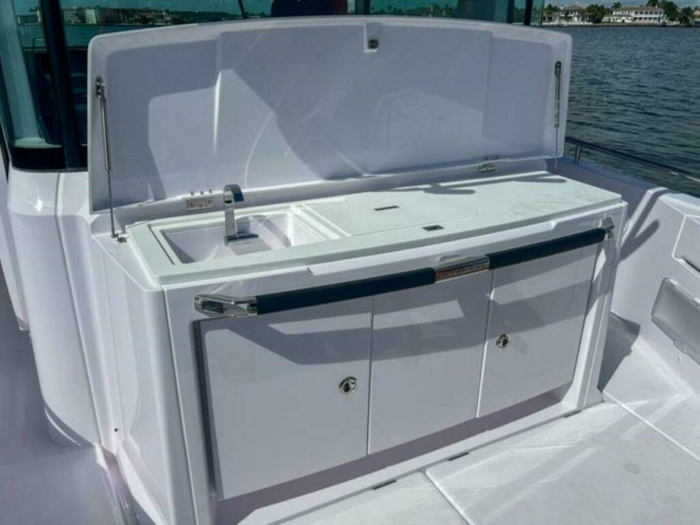 2024 Axopar 37XC CROSS CABIN - Image 21