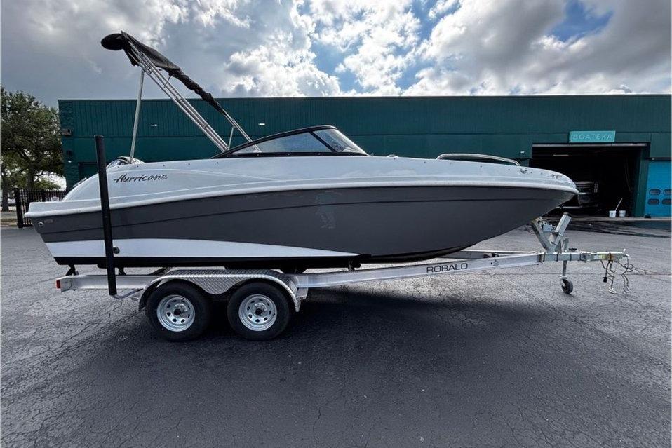 2022 Hurricane SunDeck 217 OB