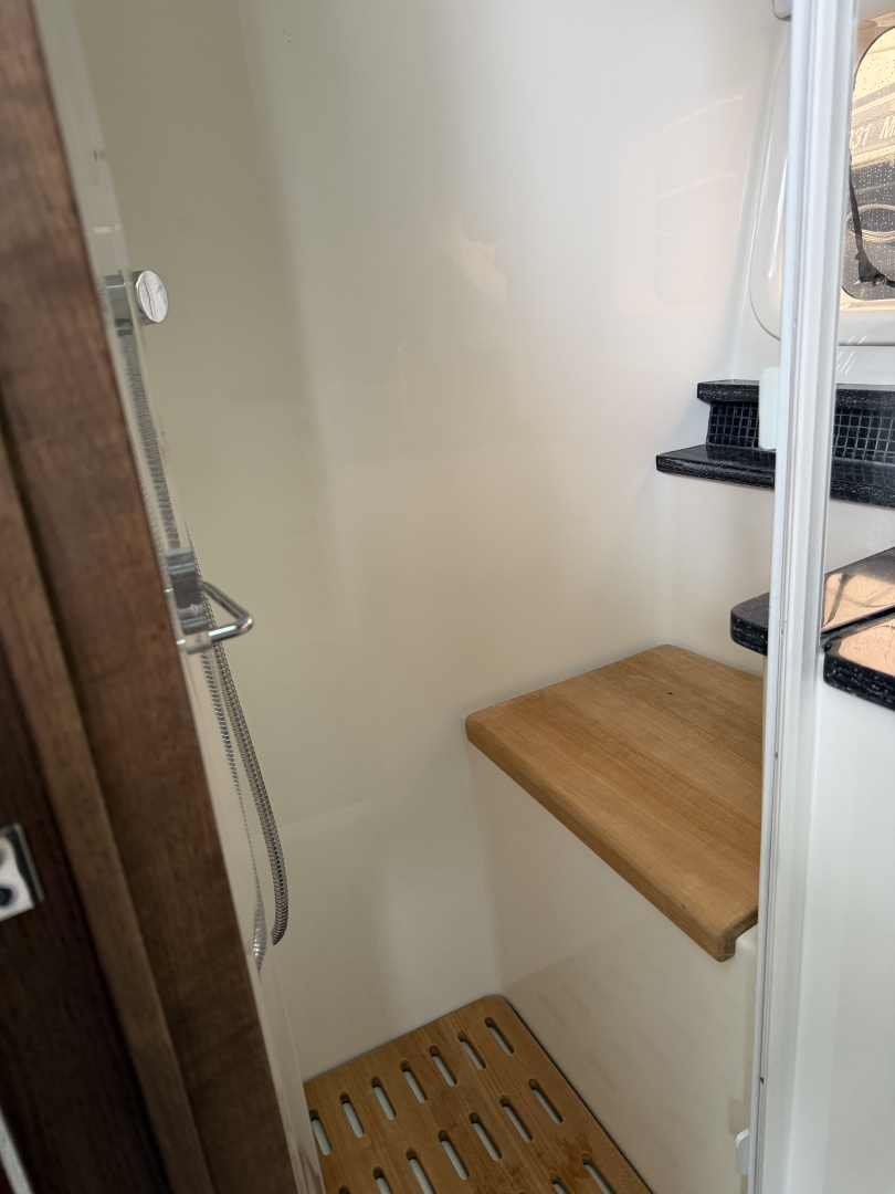 2022 Sea Ray 370 Sundancer - Image 14