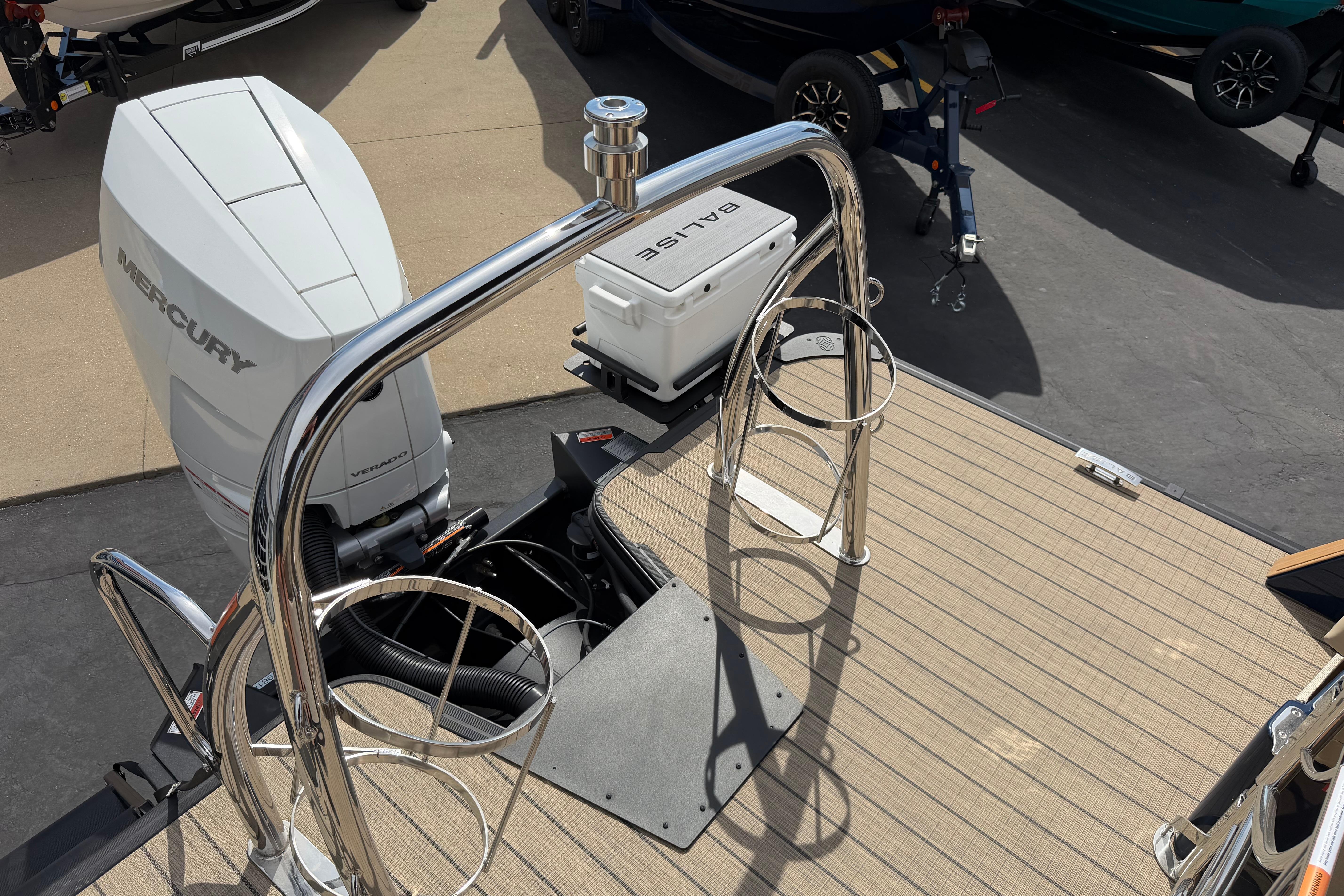 Boat deck with Mercury engine, Balise HORIZON26C model, 2025, featuring stainless steel railings.
