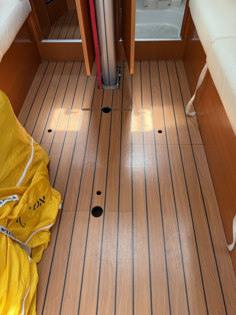 2004 Beneteau 40.7 - Image 21