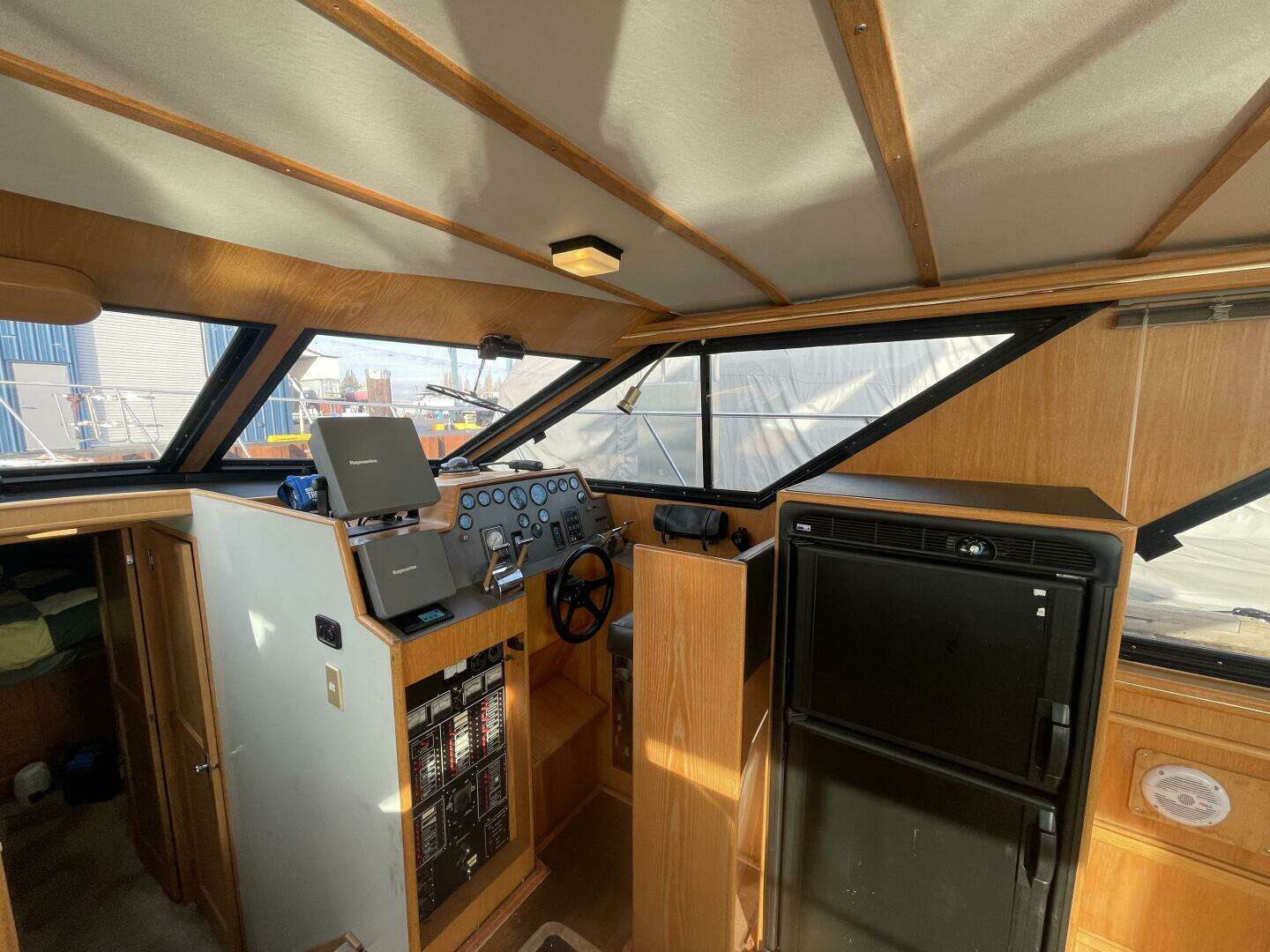 1988 Tollycraft EY440 - Image 17