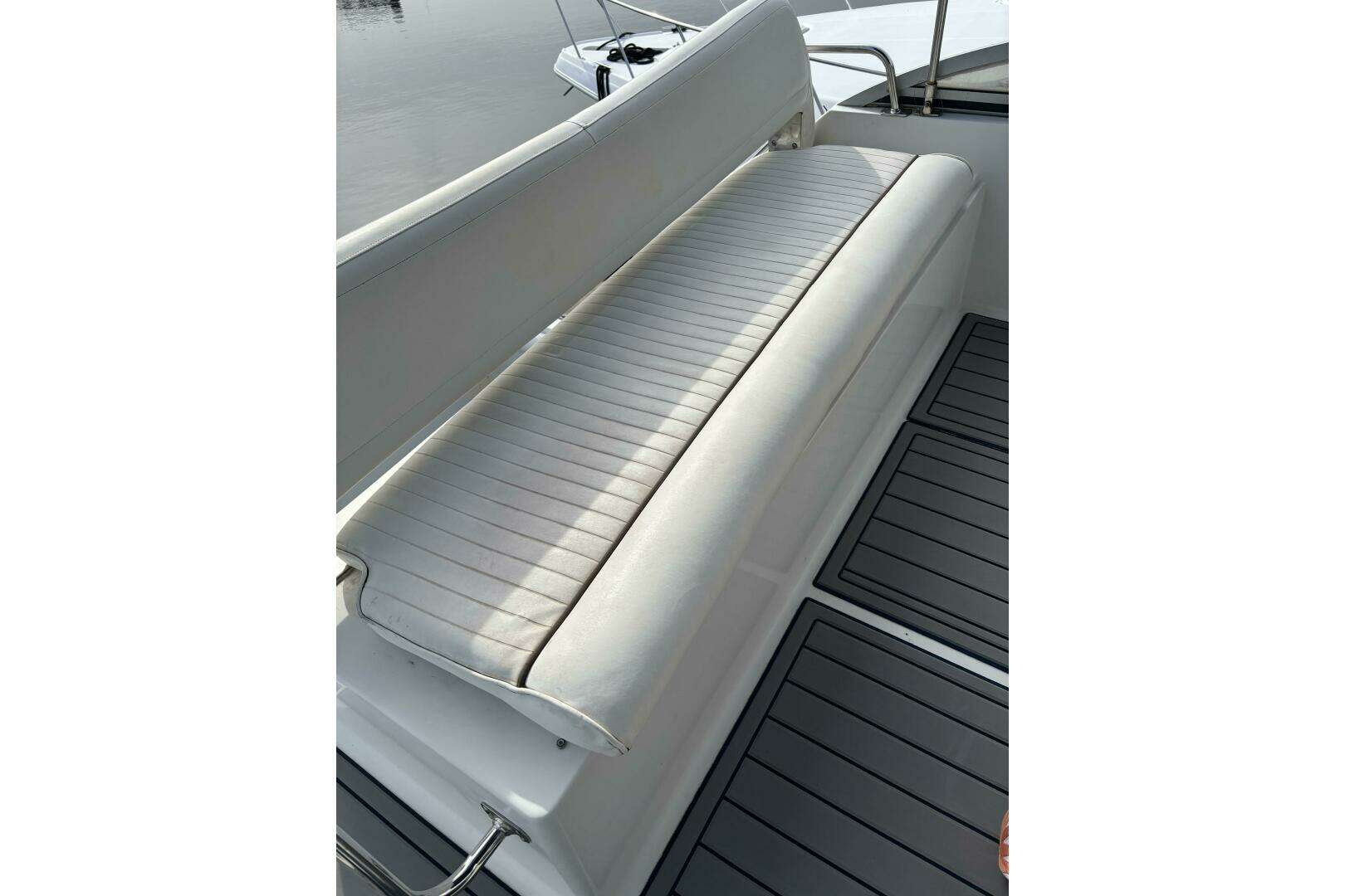 1996 Carver 320 Voyager - Image 27