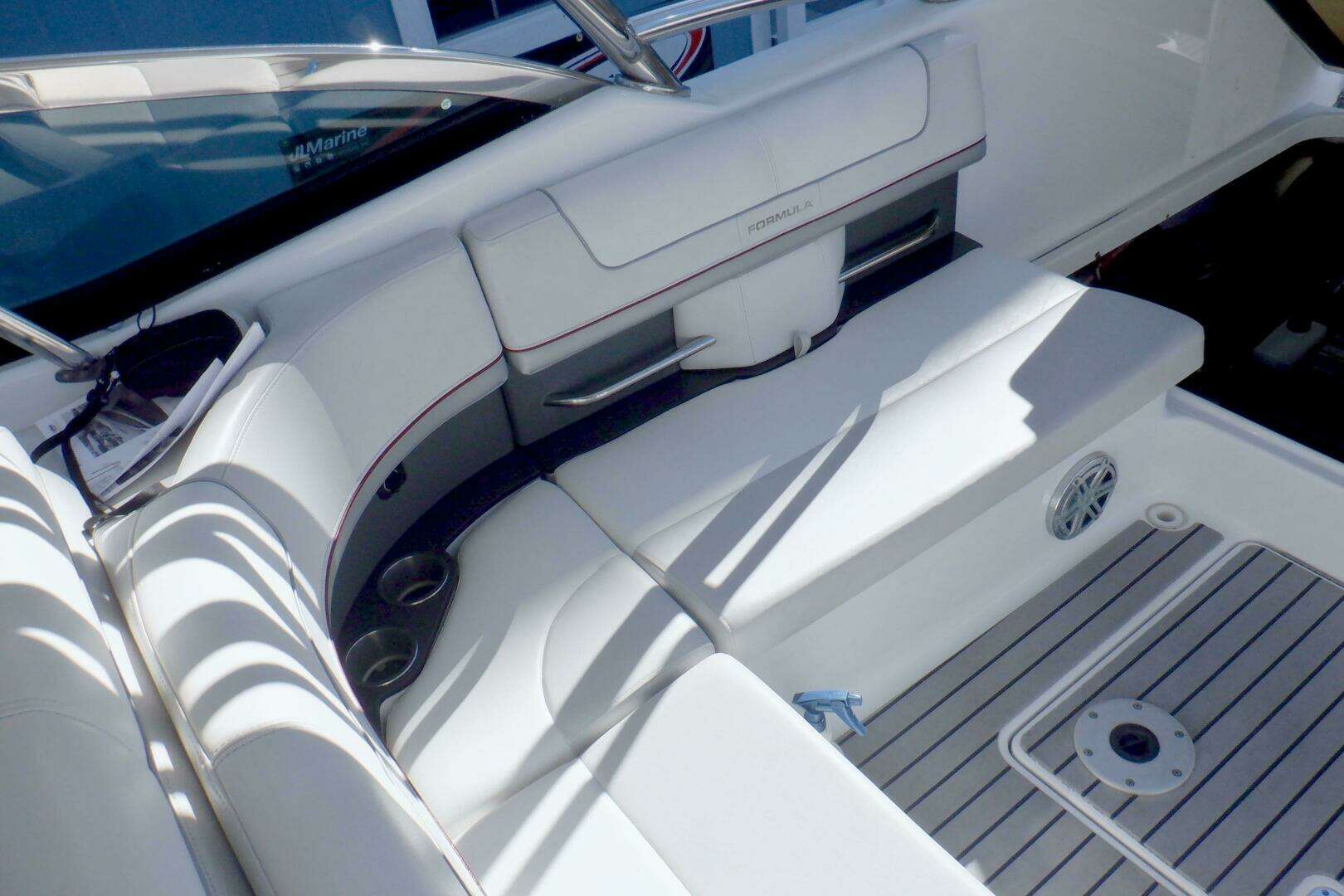 2015 Formula 350 Crossover Bowrider - Image 10