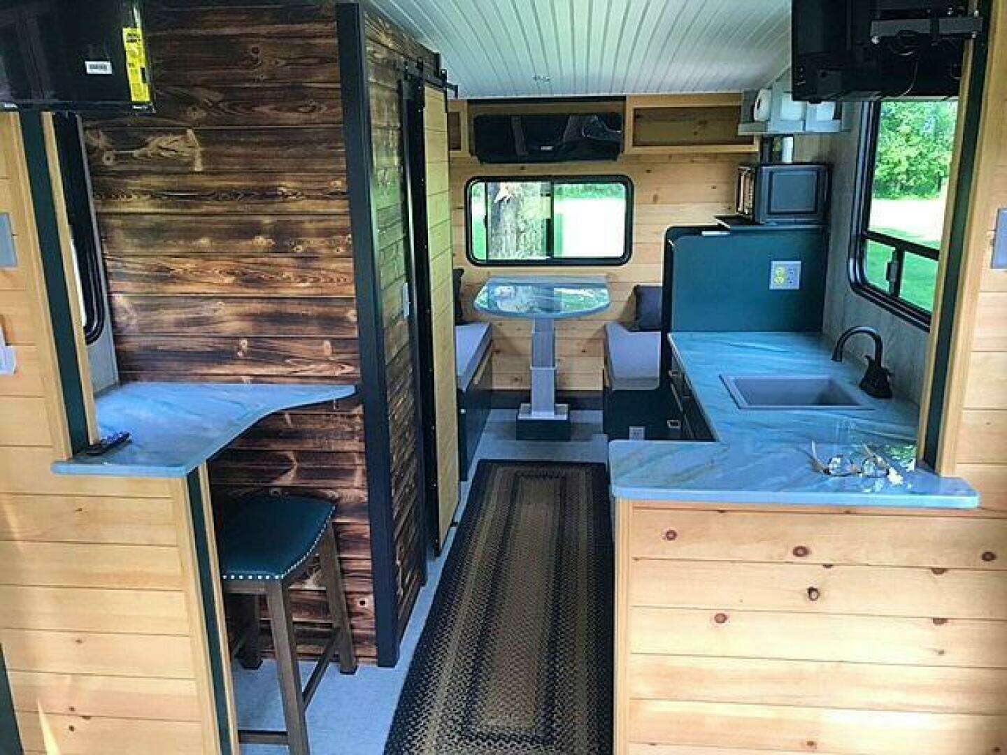 2023 Custom 25 Hadlee Houseboat - Image 10