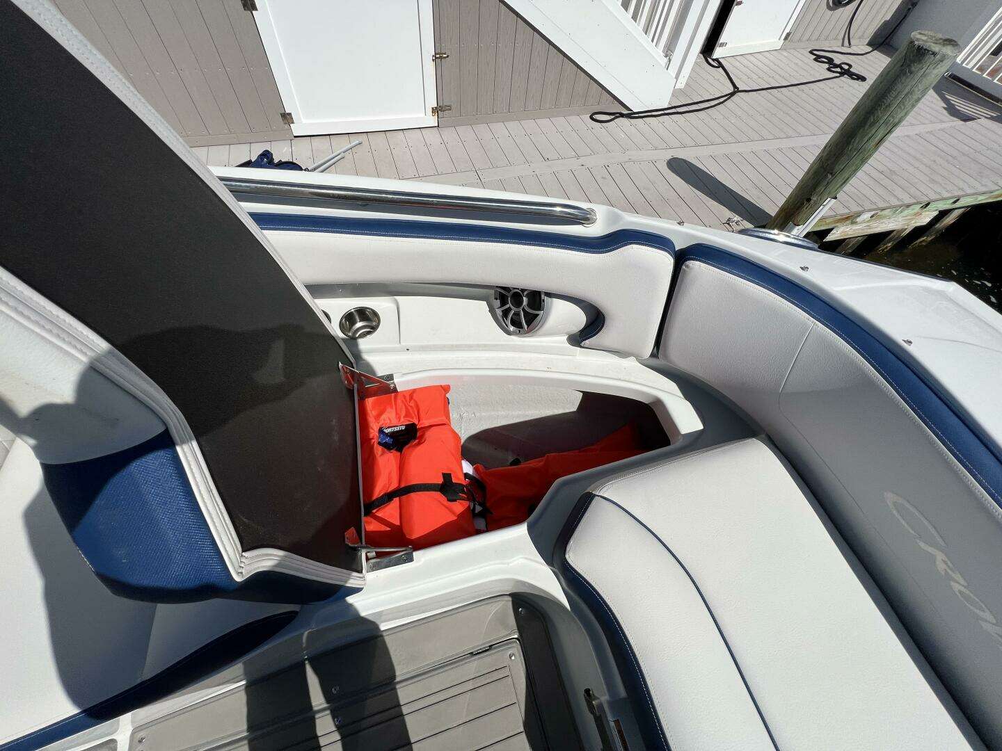 2022 Crownline E305 XS - Image 8