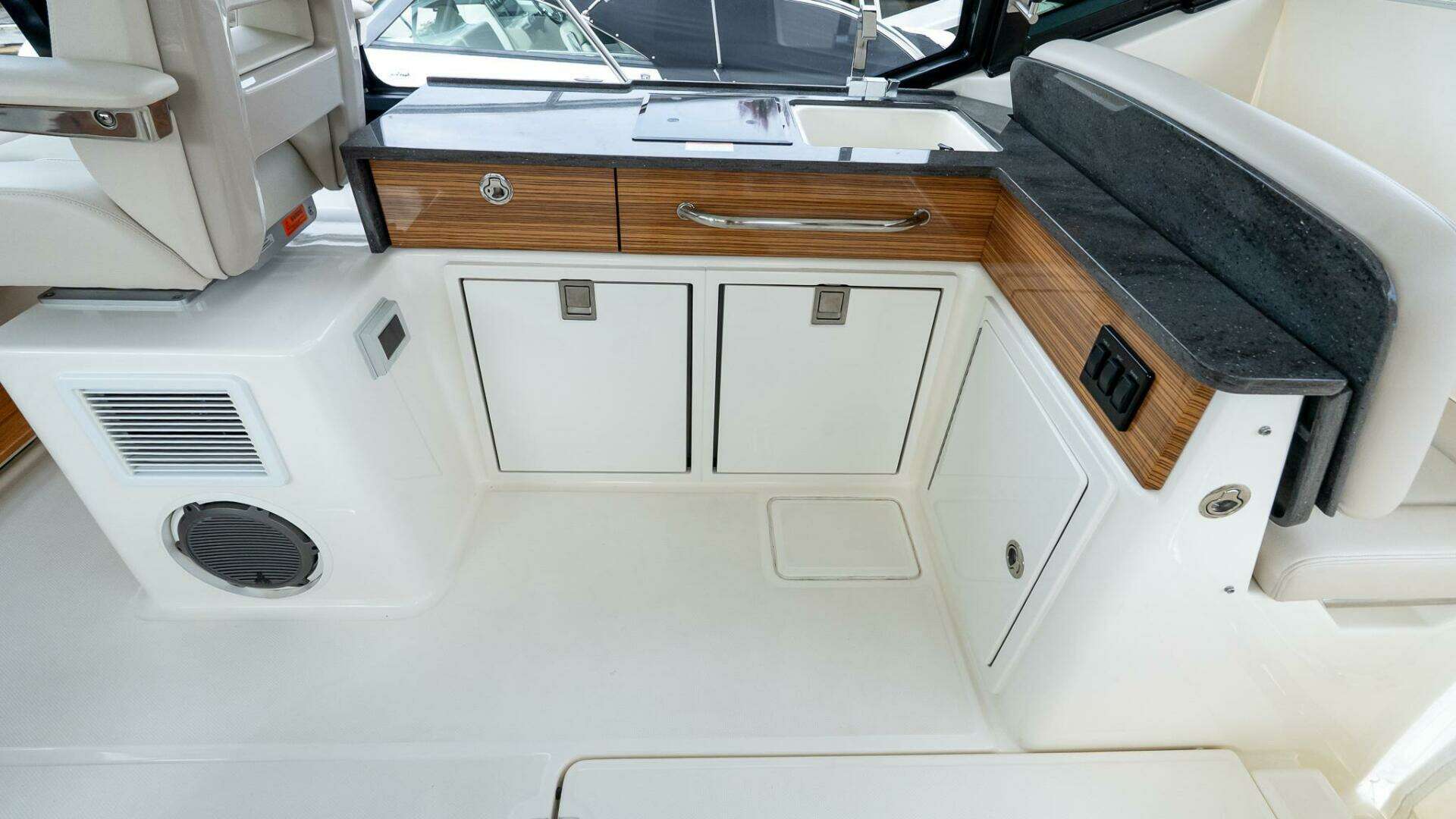2024 Boston Whaler 405 Conquest - Image 34