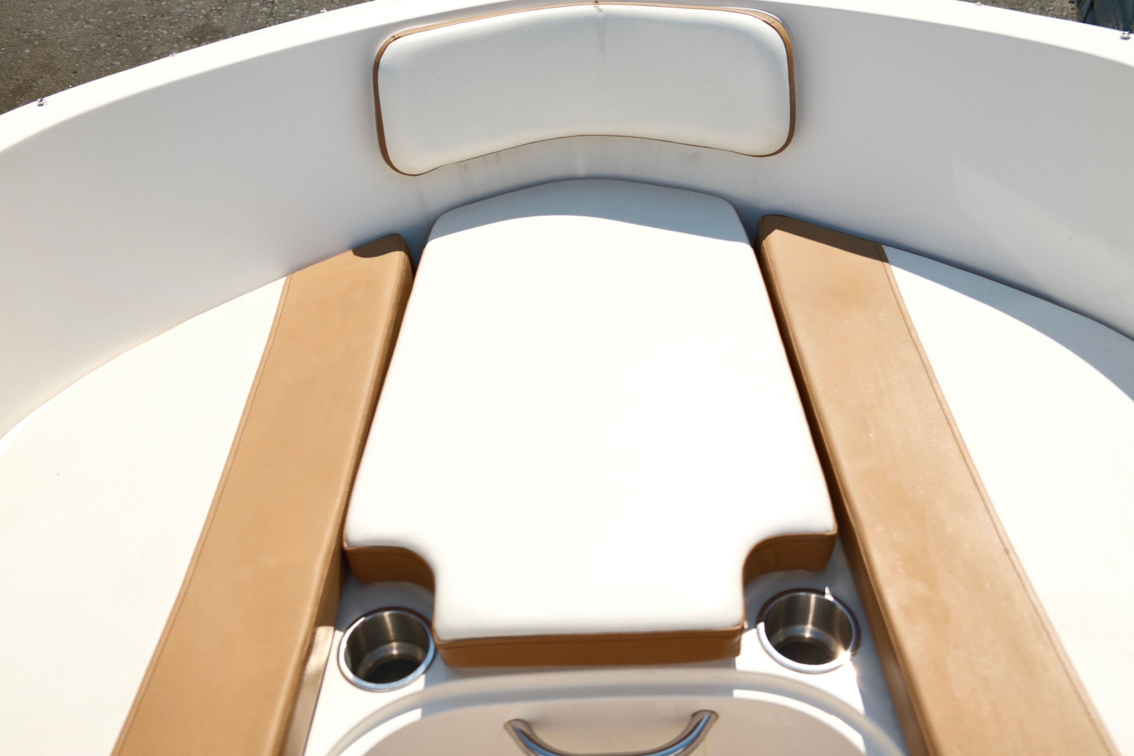The image shows the bow area of a 2019 Bayliner VR4 Bowrider OB with beige cushions.